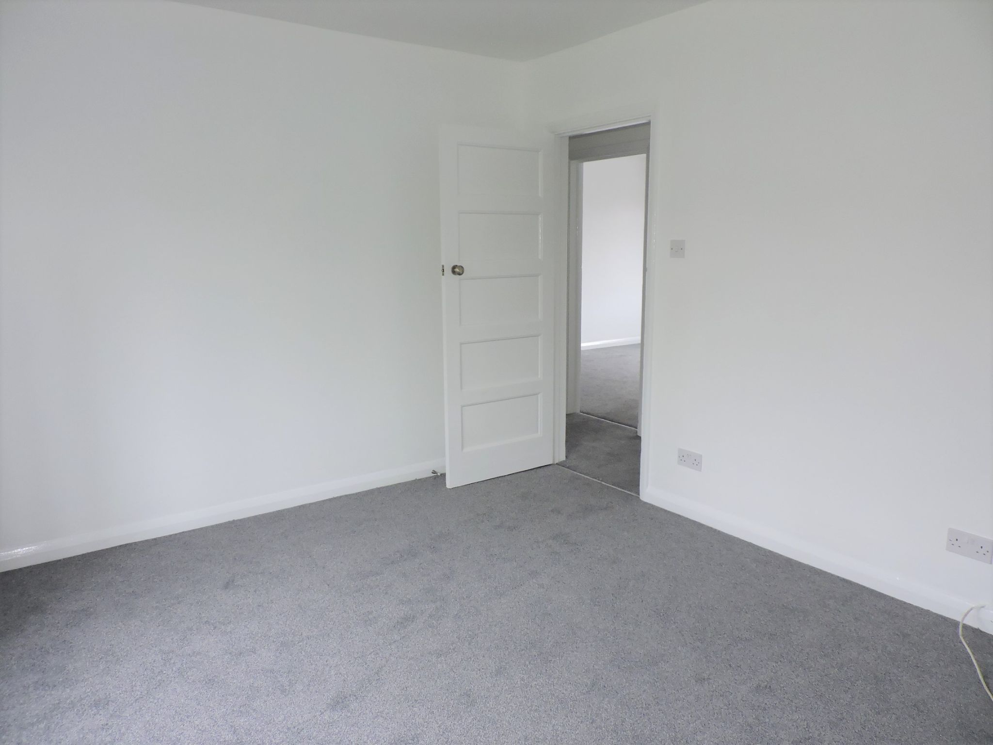 2 bedroom ground floor maisonette flat/apartment To Let in New Malden - Photograph 8