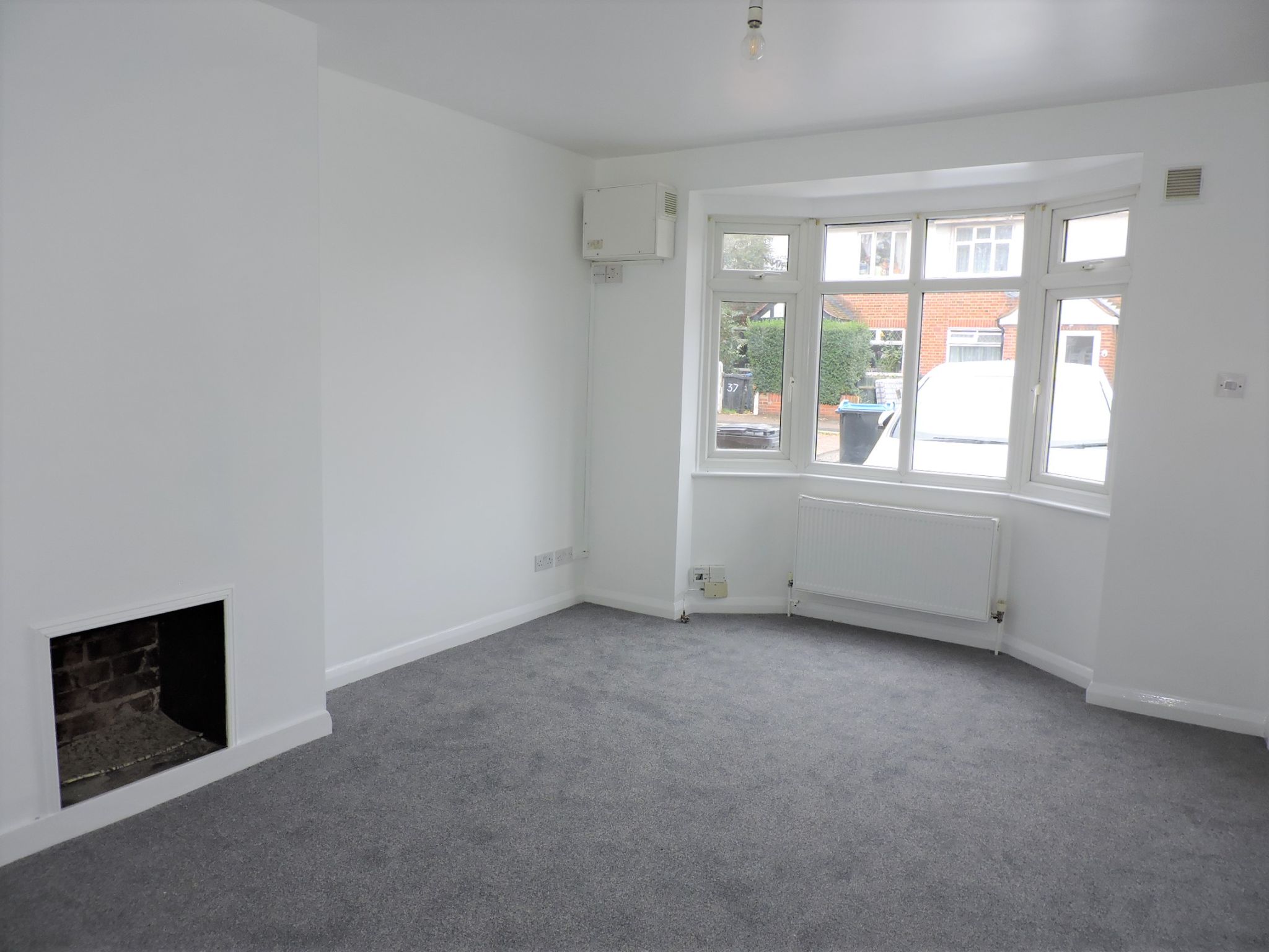 2 bedroom ground floor maisonette flat/apartment To Let in New Malden - Photograph 2