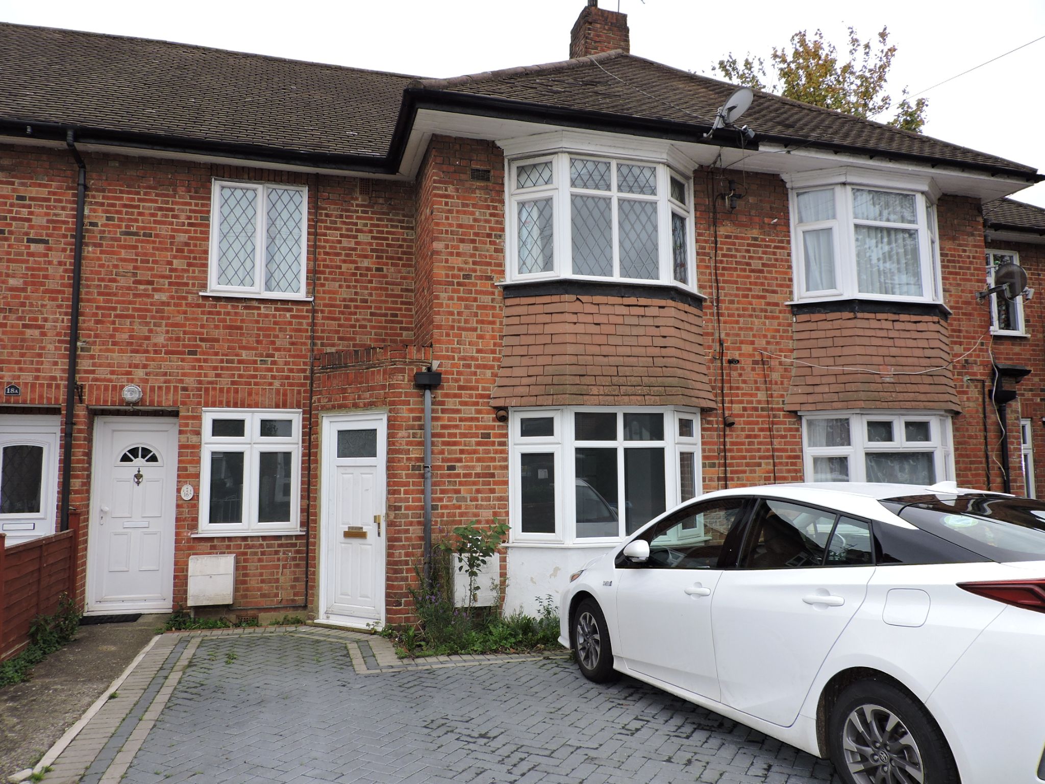 2 bedroom ground floor maisonette flat/apartment Let in New Malden - Photograph 1