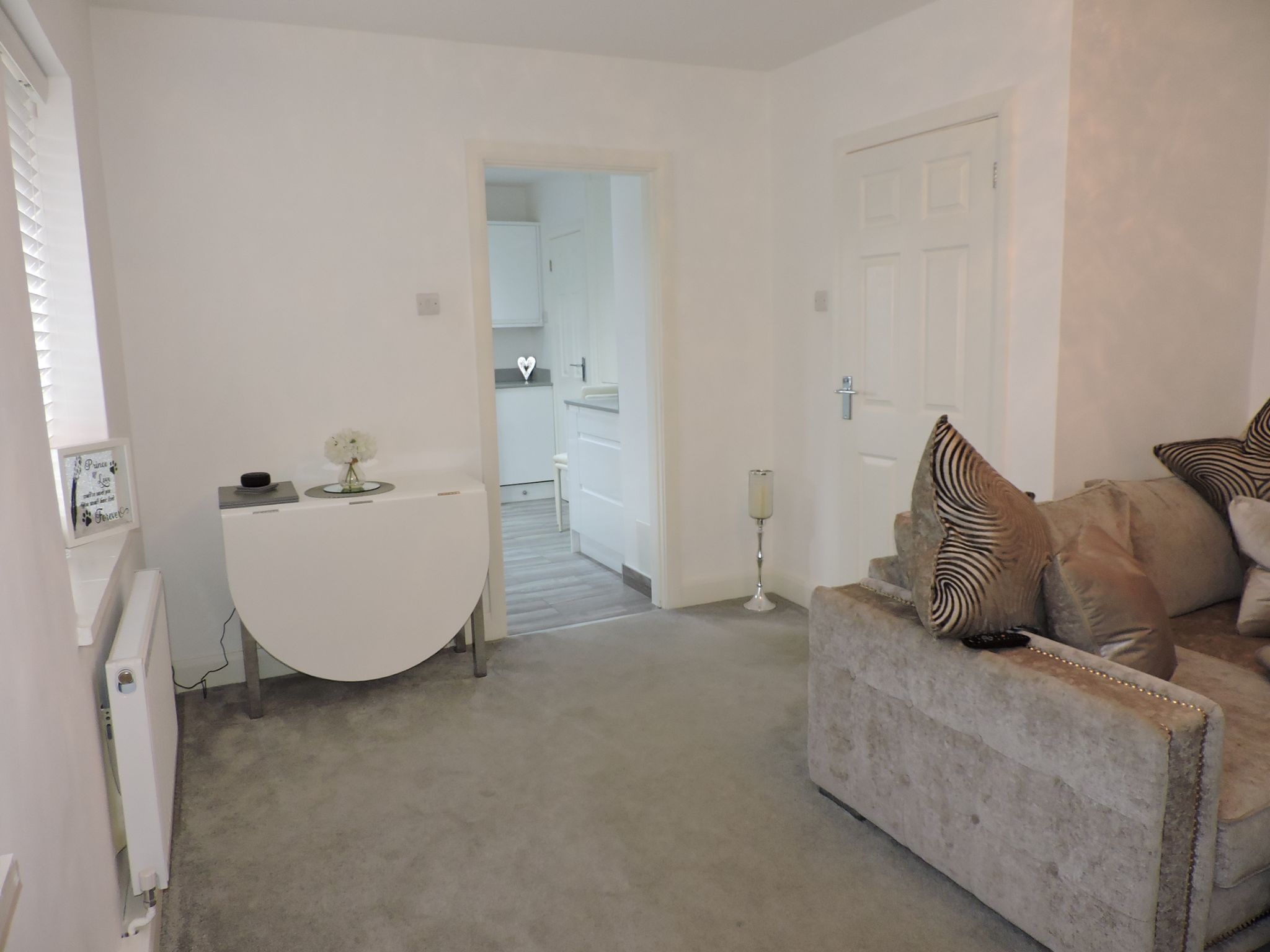 2 bedroom flat flat/apartment Sold in Epsom - Photograph 6