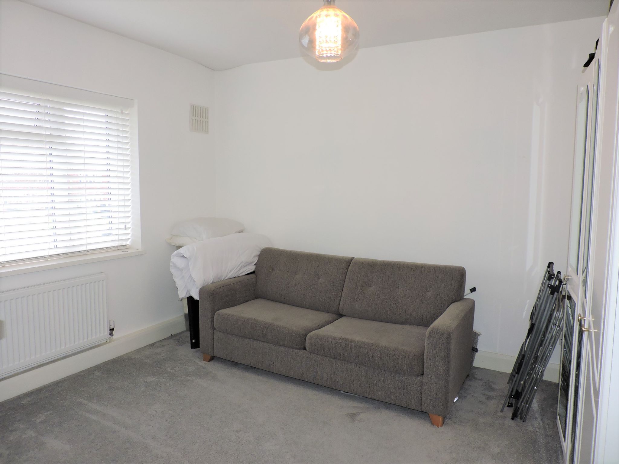 2 bedroom flat flat/apartment Sold in Epsom - Photograph 13