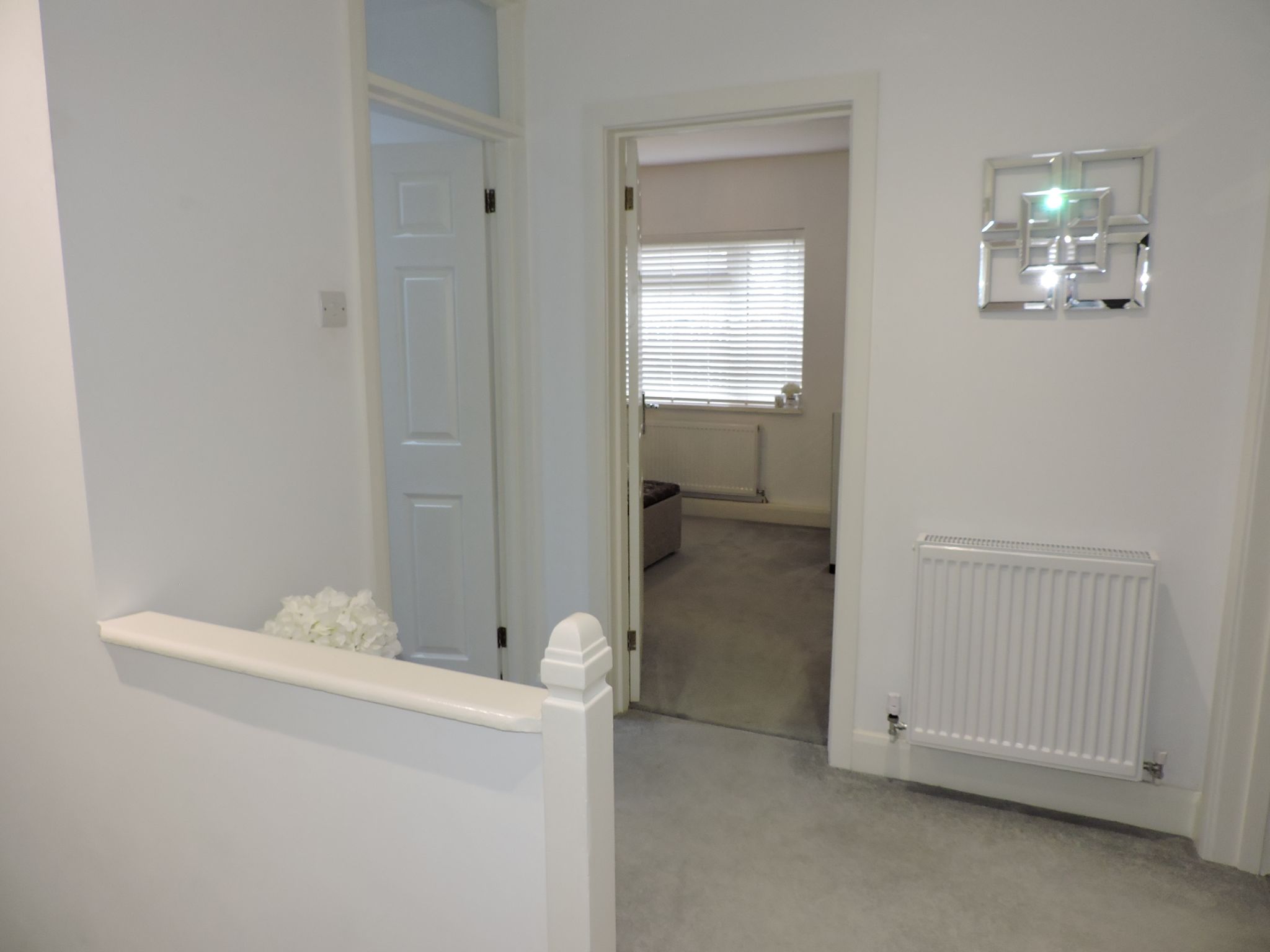 2 bedroom flat flat/apartment Sold in Epsom - Photograph 2
