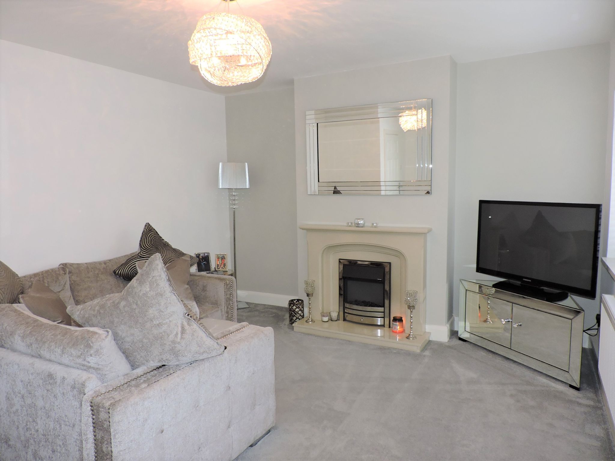 2 bedroom flat flat/apartment Sold in Epsom - Photograph 3
