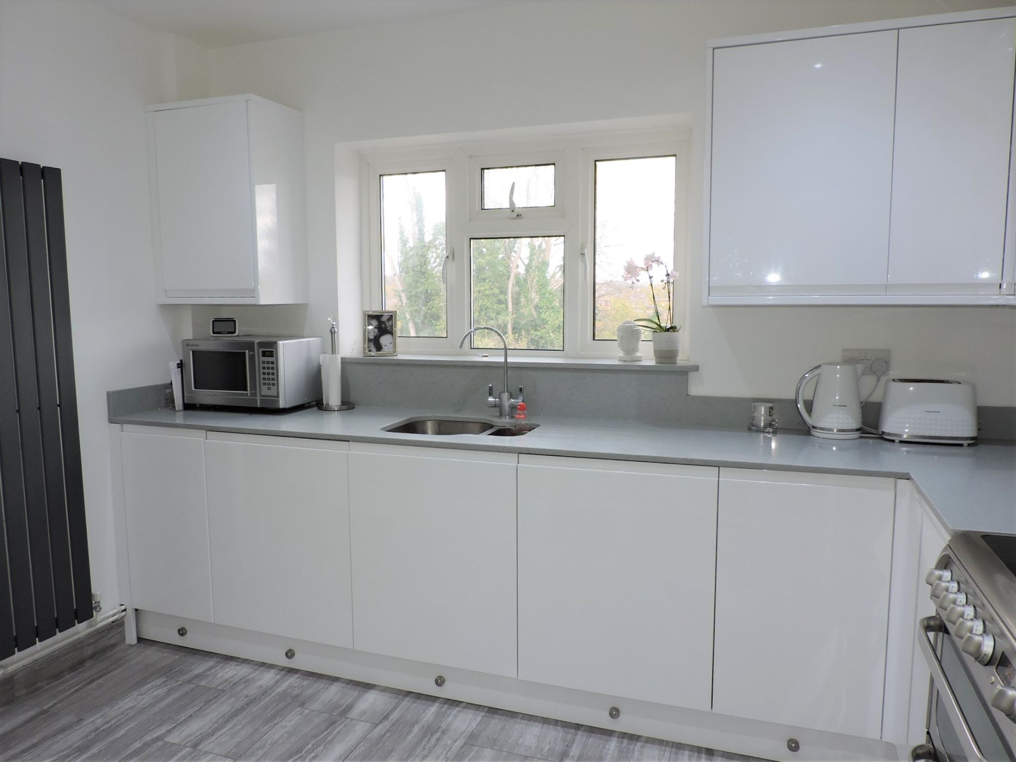 2 bedroom flat flat/apartment Sold in Epsom - Photograph 8