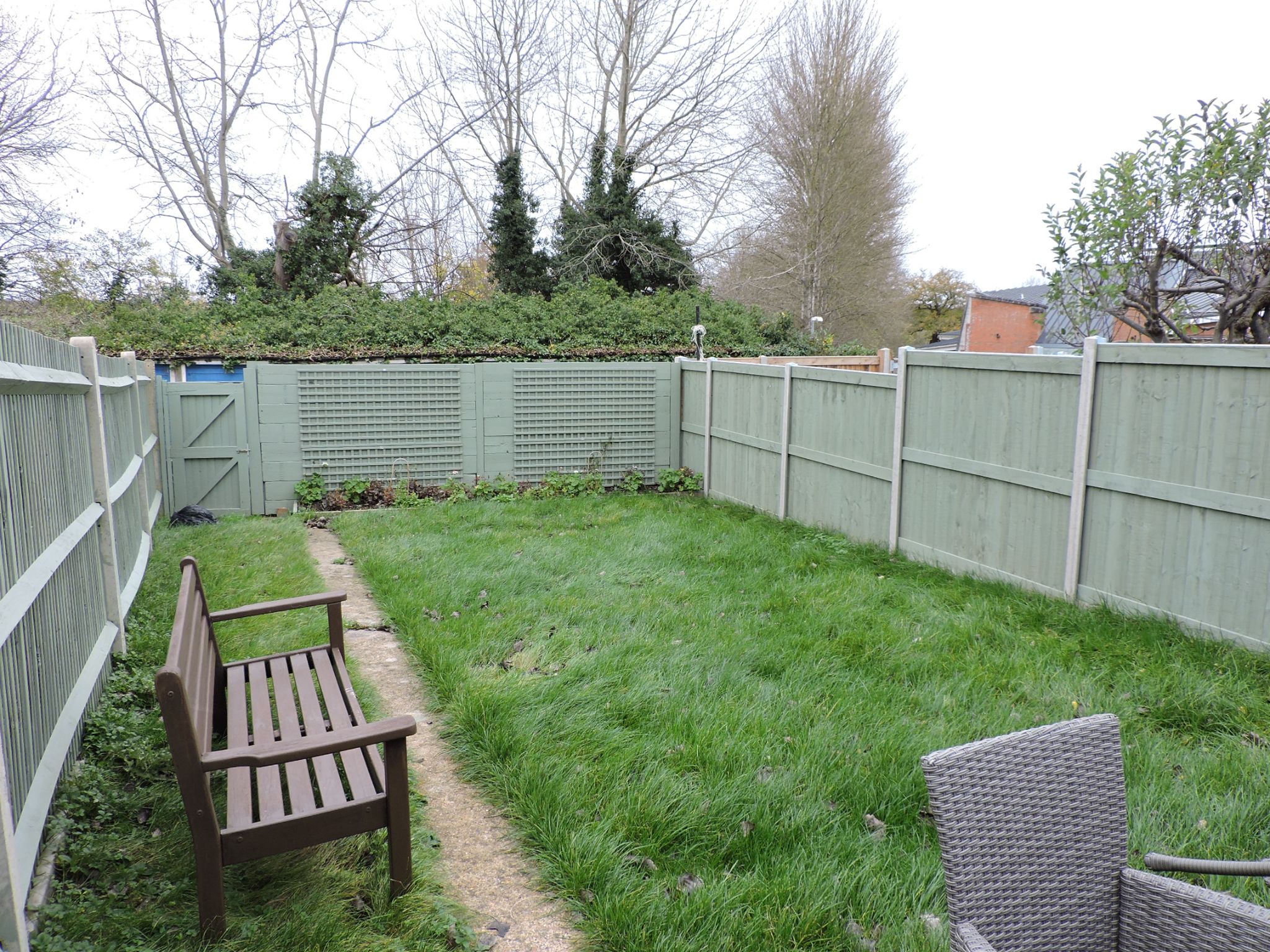 2 bedroom flat flat/apartment Sold in Epsom - Photograph 16