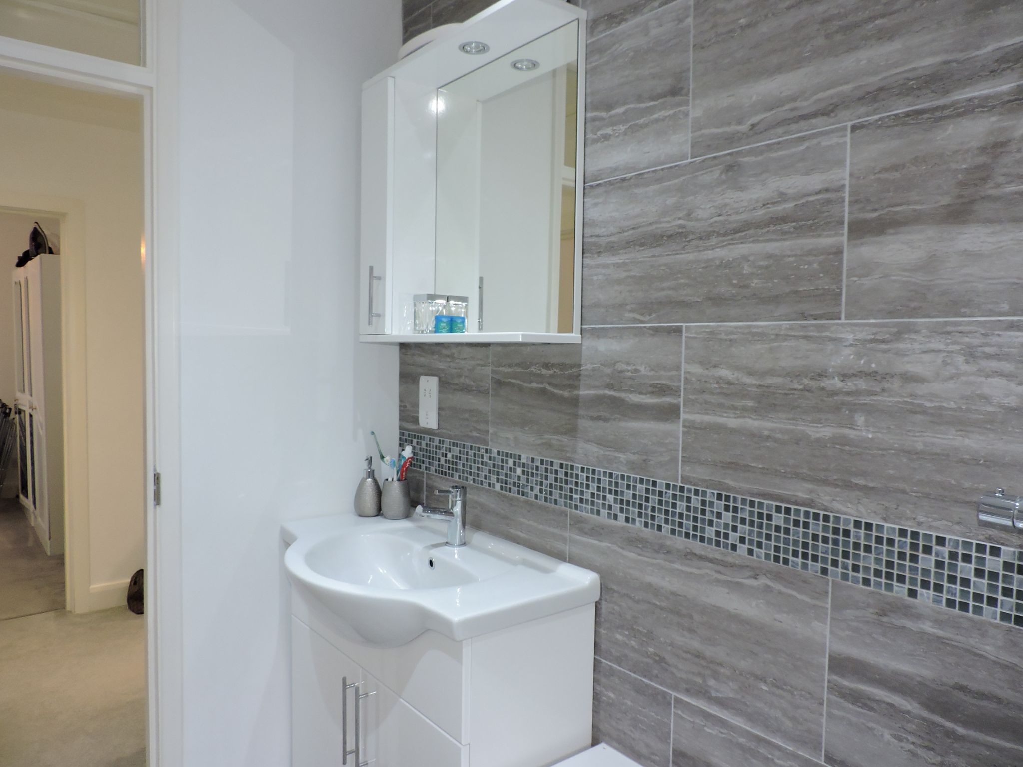 2 bedroom flat flat/apartment Sold in Epsom - Photograph 15