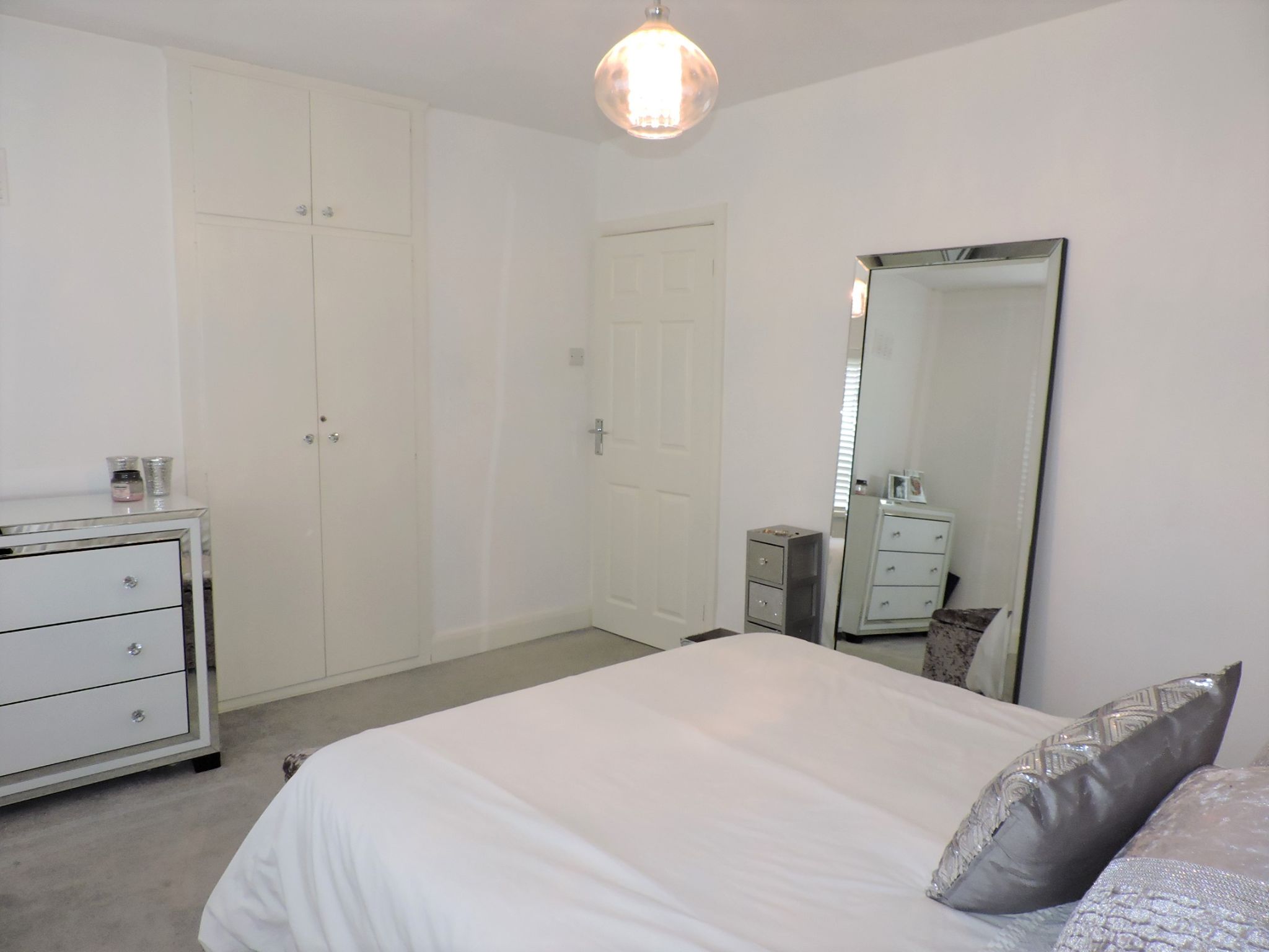 2 bedroom flat flat/apartment Sold in Epsom - Photograph 12