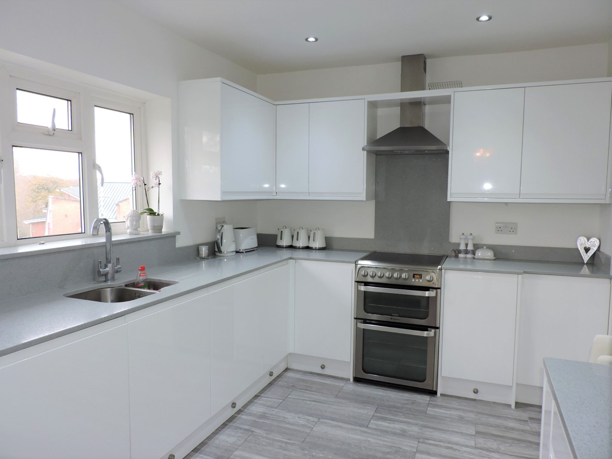 2 bedroom flat flat/apartment Sold in Epsom - Photograph 7