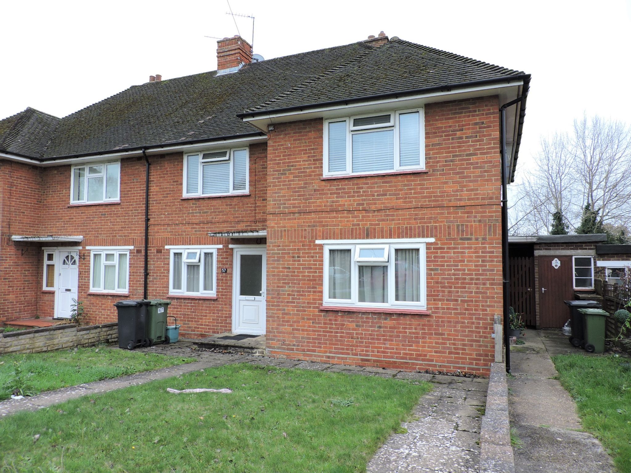 2 bedroom flat flat/apartment Sold in Epsom - Photograph 1