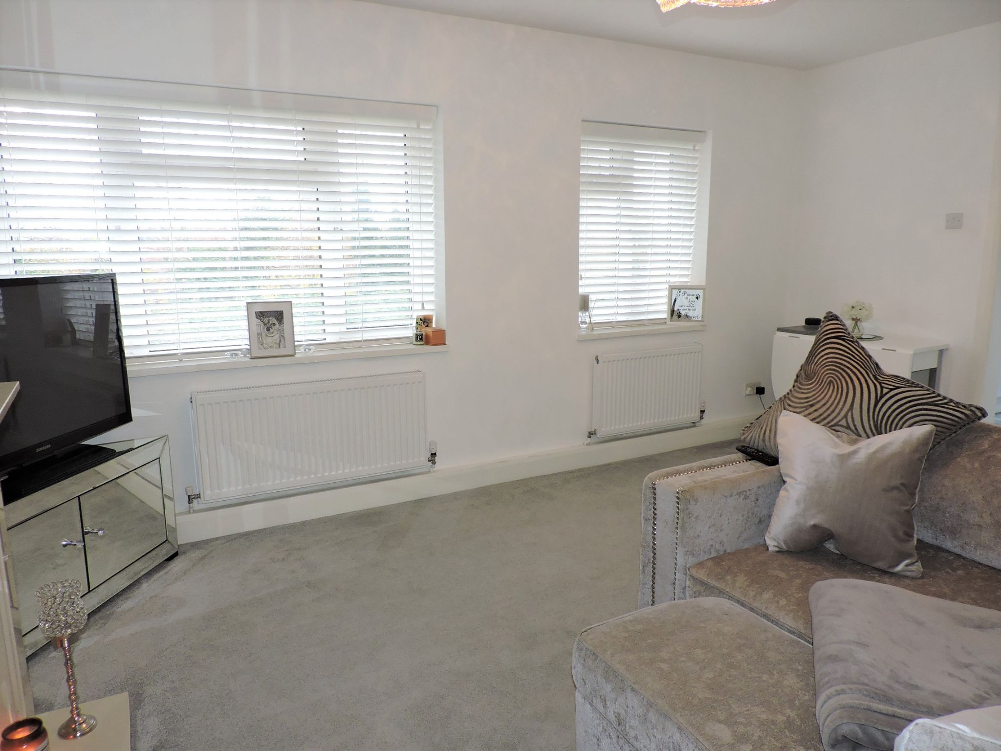 2 bedroom flat flat/apartment Sold in Epsom - Photograph 4