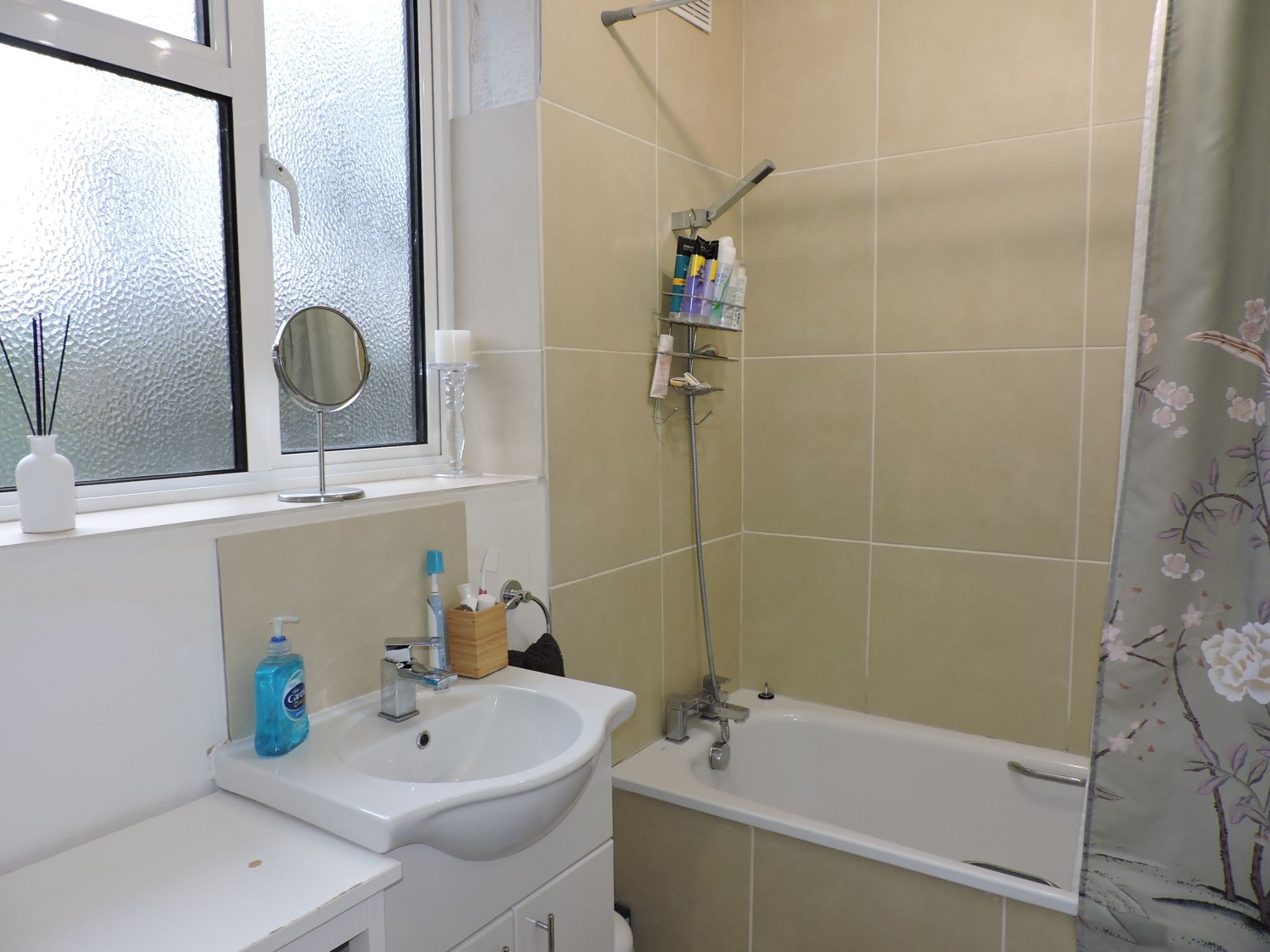 2 bedroom flat flat/apartment Sold in Surbiton - Photograph 13
