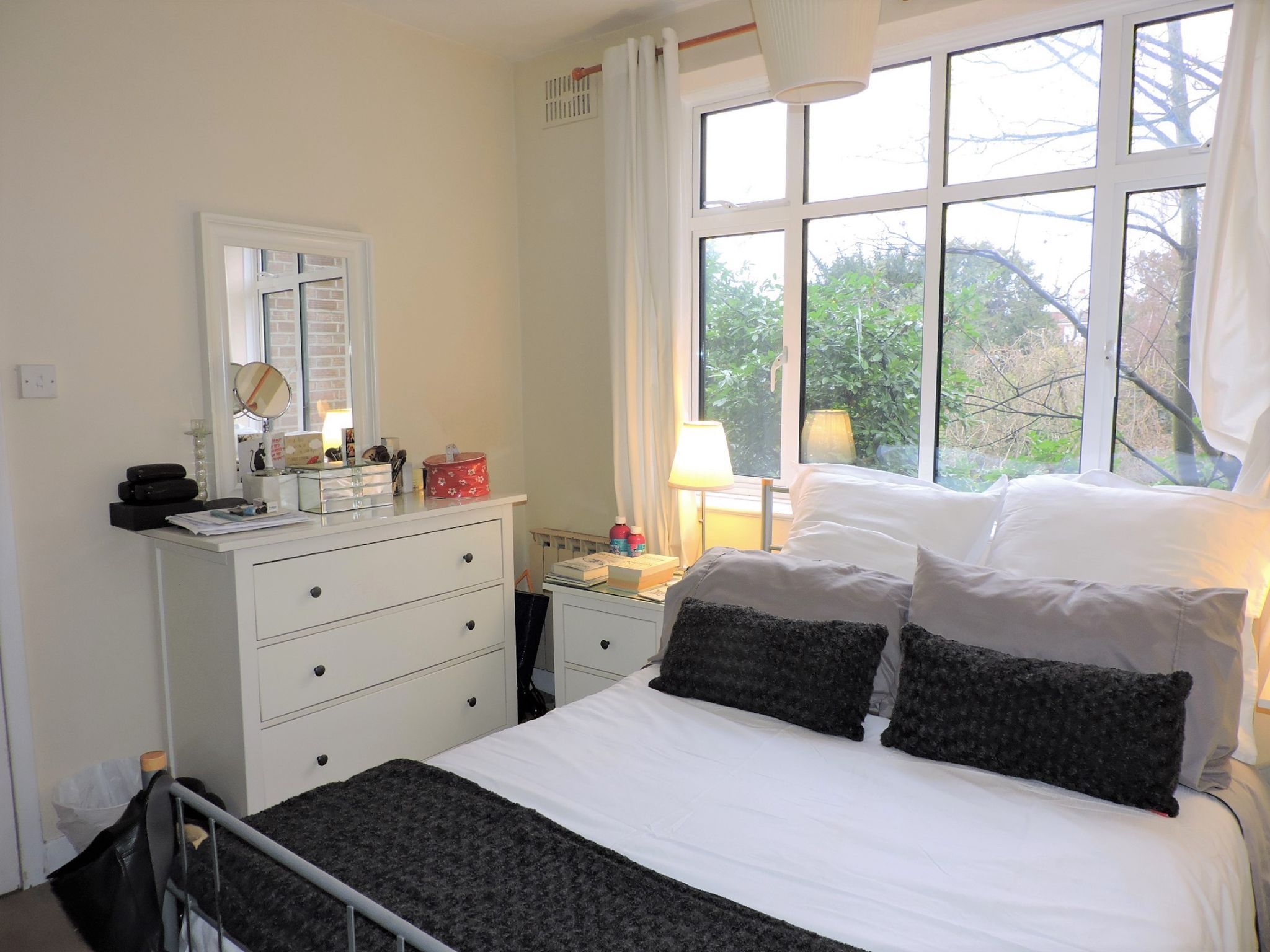 2 bedroom flat flat/apartment Sold in Surbiton - Photograph 11