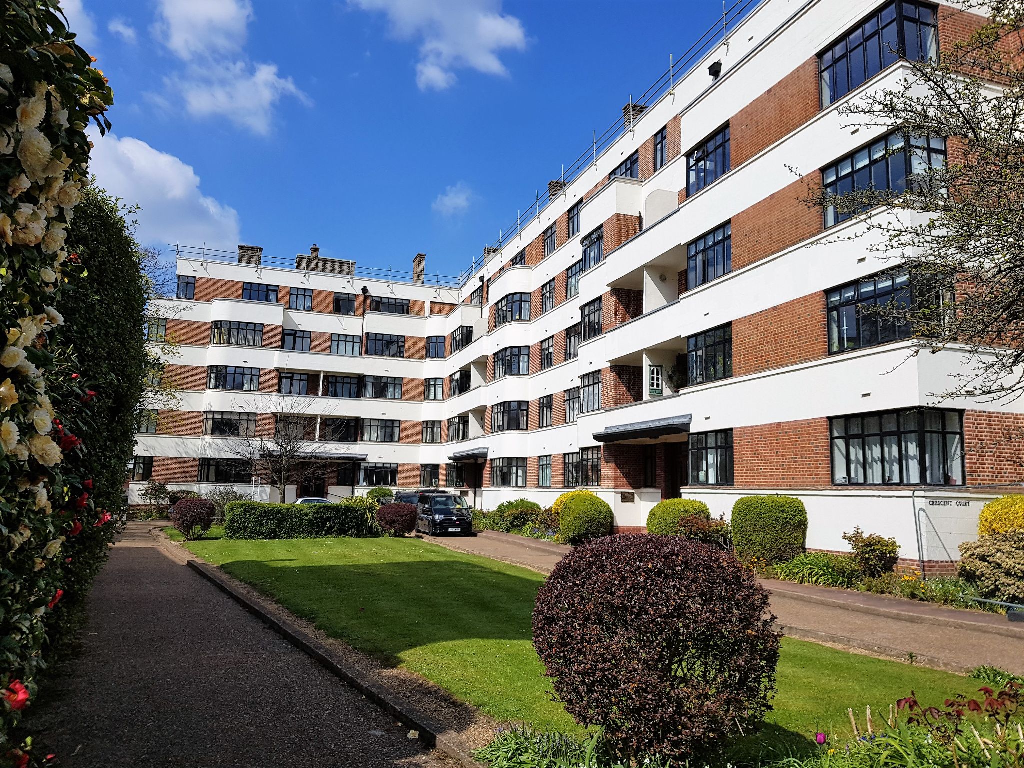 2 bedroom flat flat/apartment Sold in Surbiton - Photograph 1