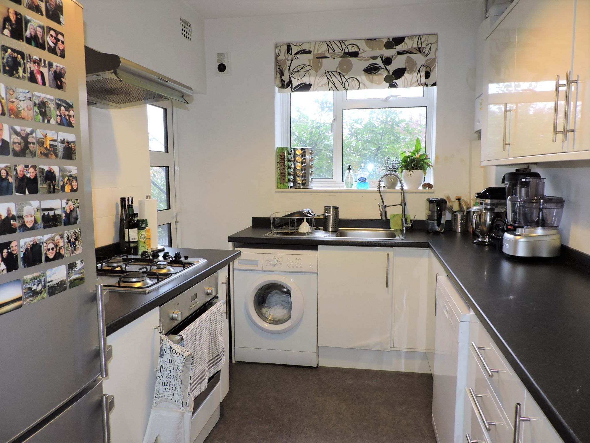 2 bedroom flat flat/apartment Sold in Surbiton - Photograph 6