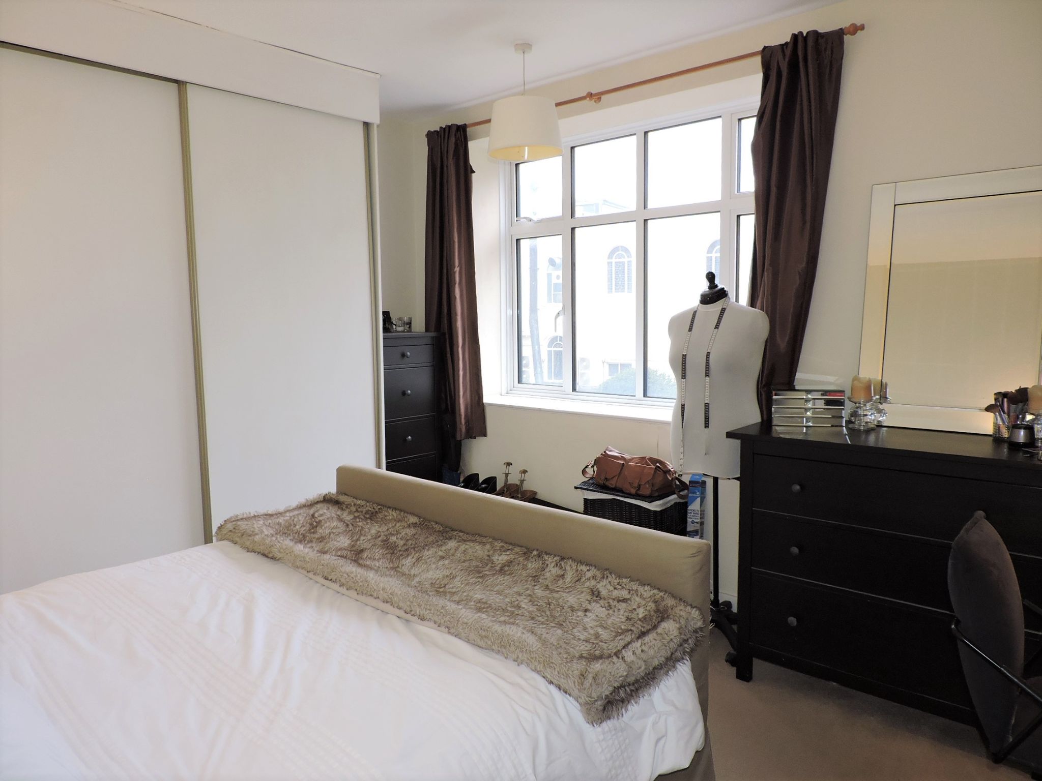 2 bedroom flat flat/apartment Sold in Surbiton - Photograph 8