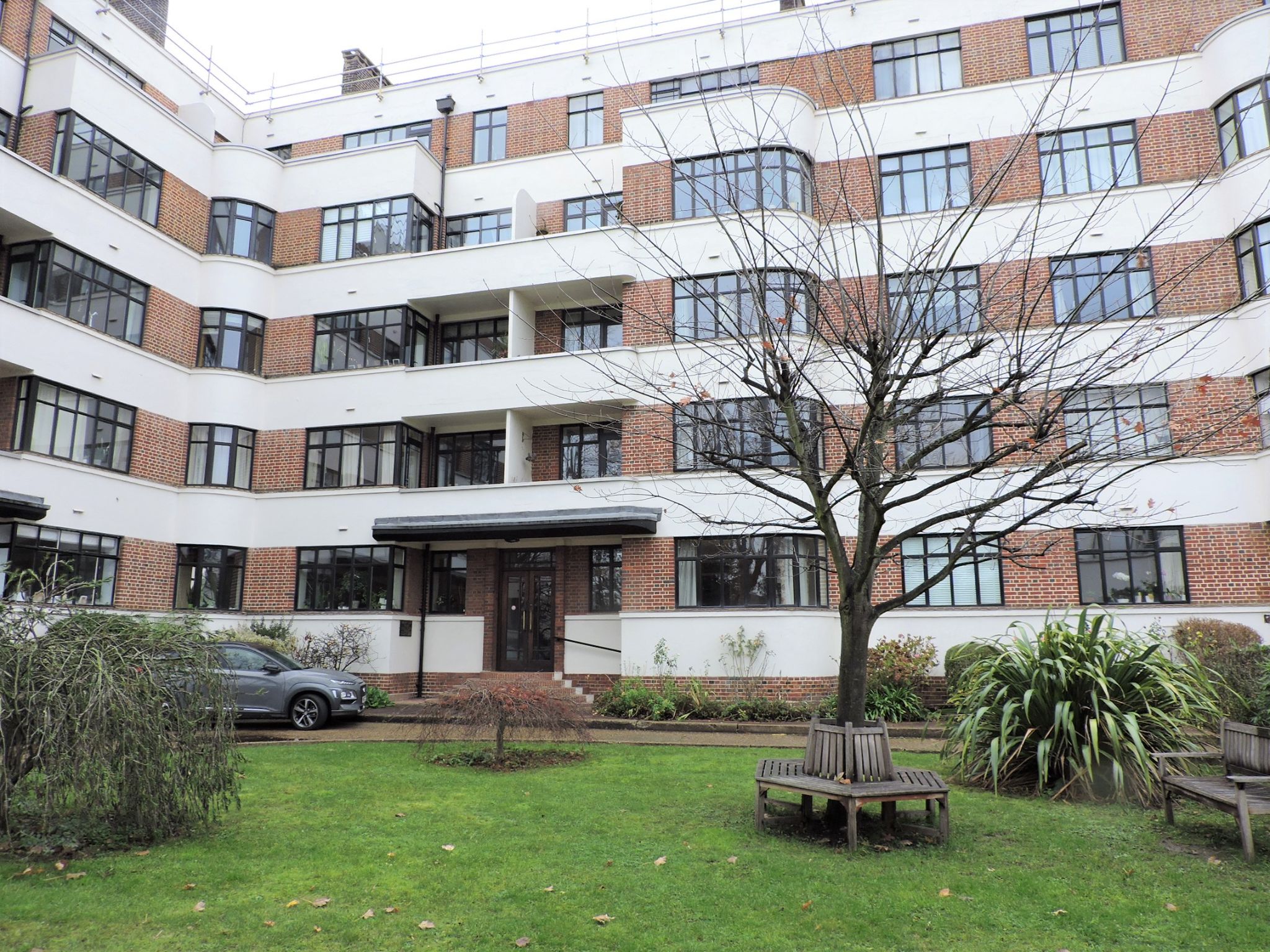 2 bedroom flat flat/apartment Sold in Surbiton - Photograph 14