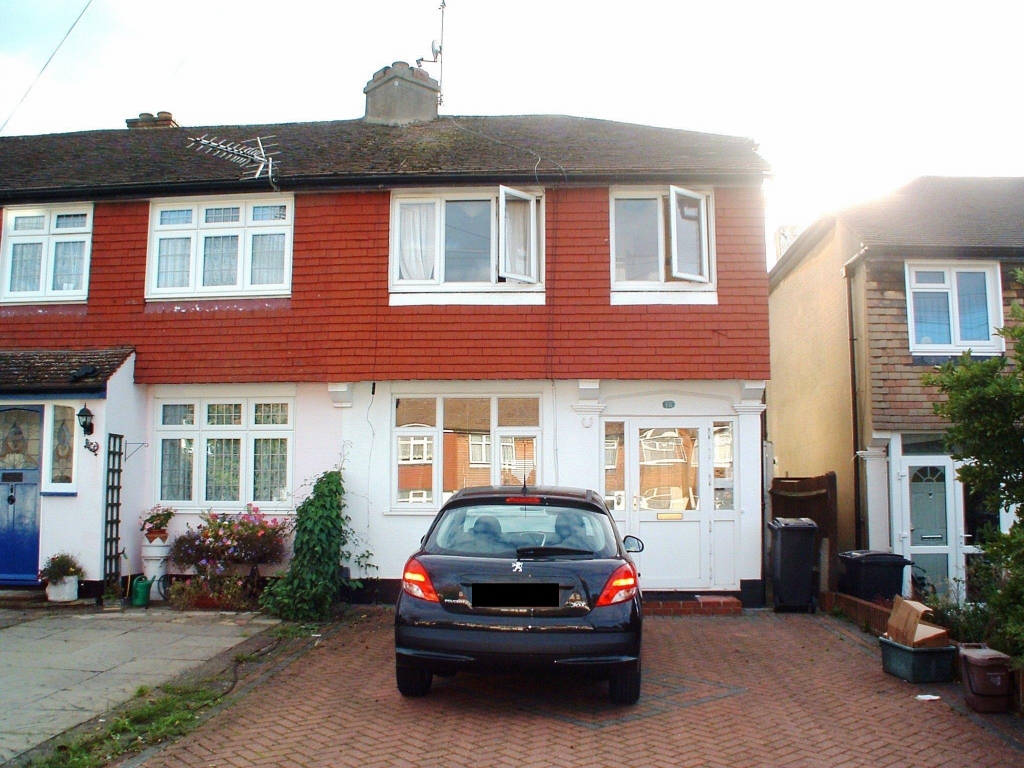 3 bedroom end terraced house Let in Surbiton - Main Image