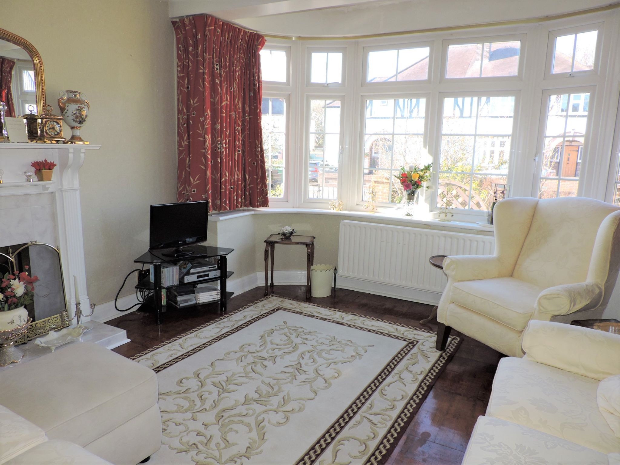 3 bedroom detached house Sold in New Malden - Photograph 2