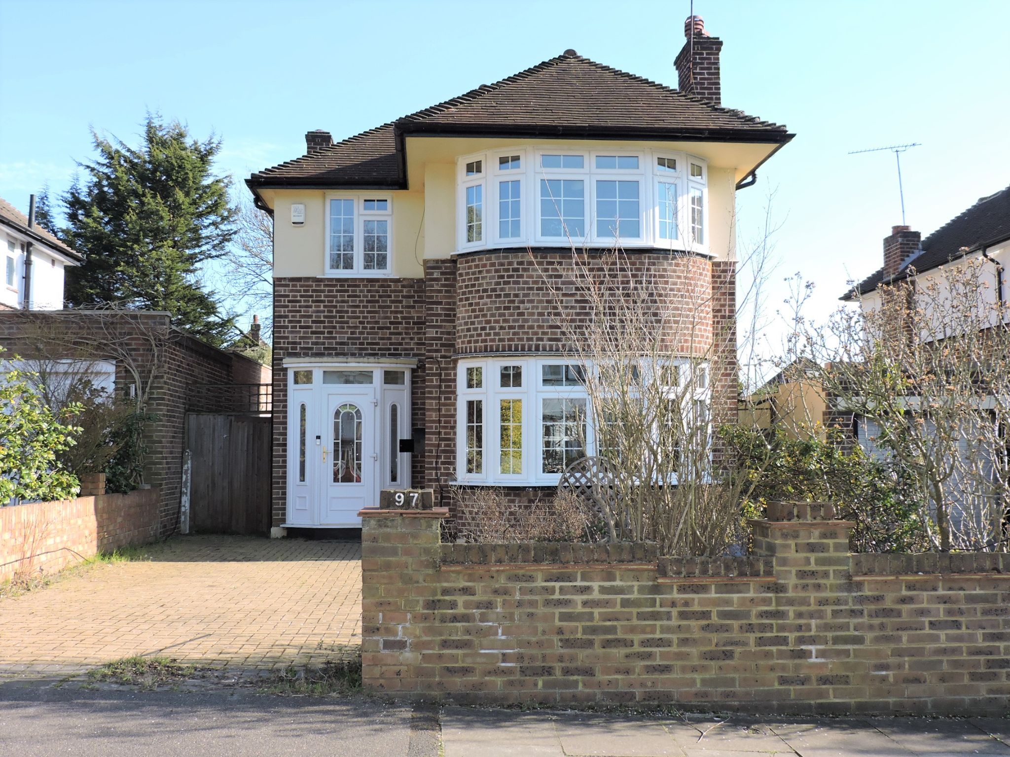 3 bedroom detached house Sold in New Malden - Photograph 1