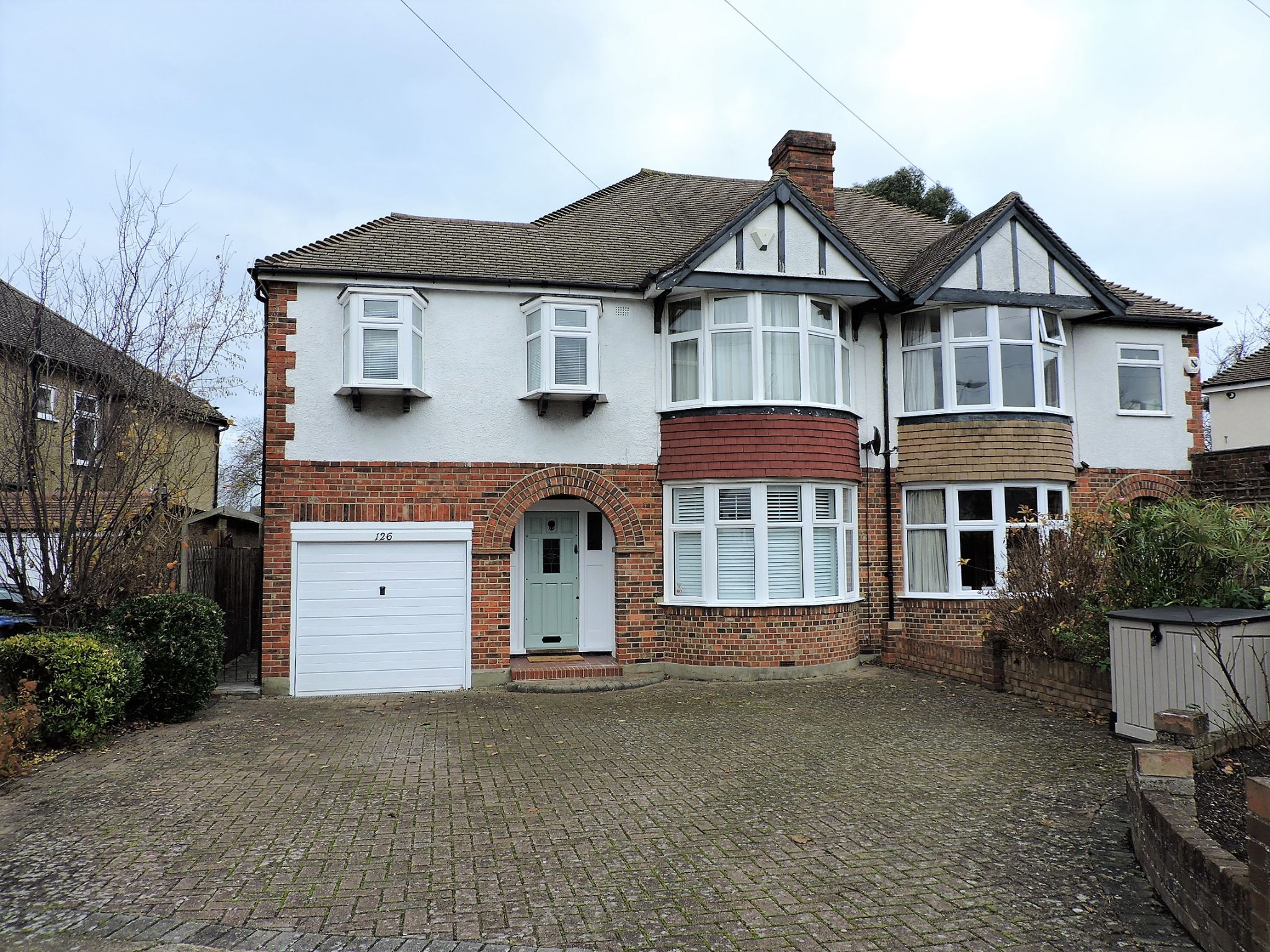 3 bedroom semi-detached house Let in Worcester Park - Photograph 1