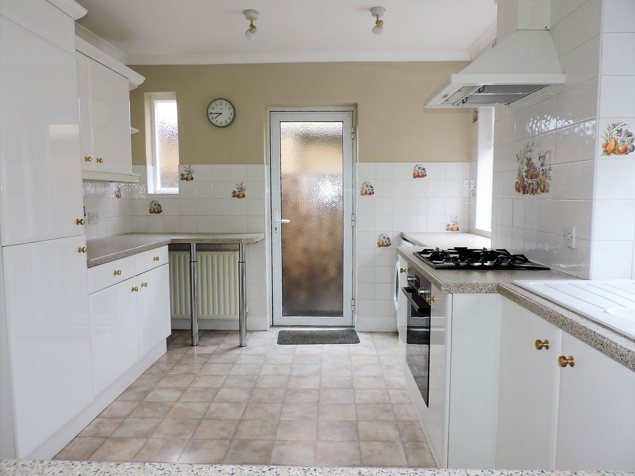 3 bedroom semi-detached house Let in Worcester Park - Photograph 10