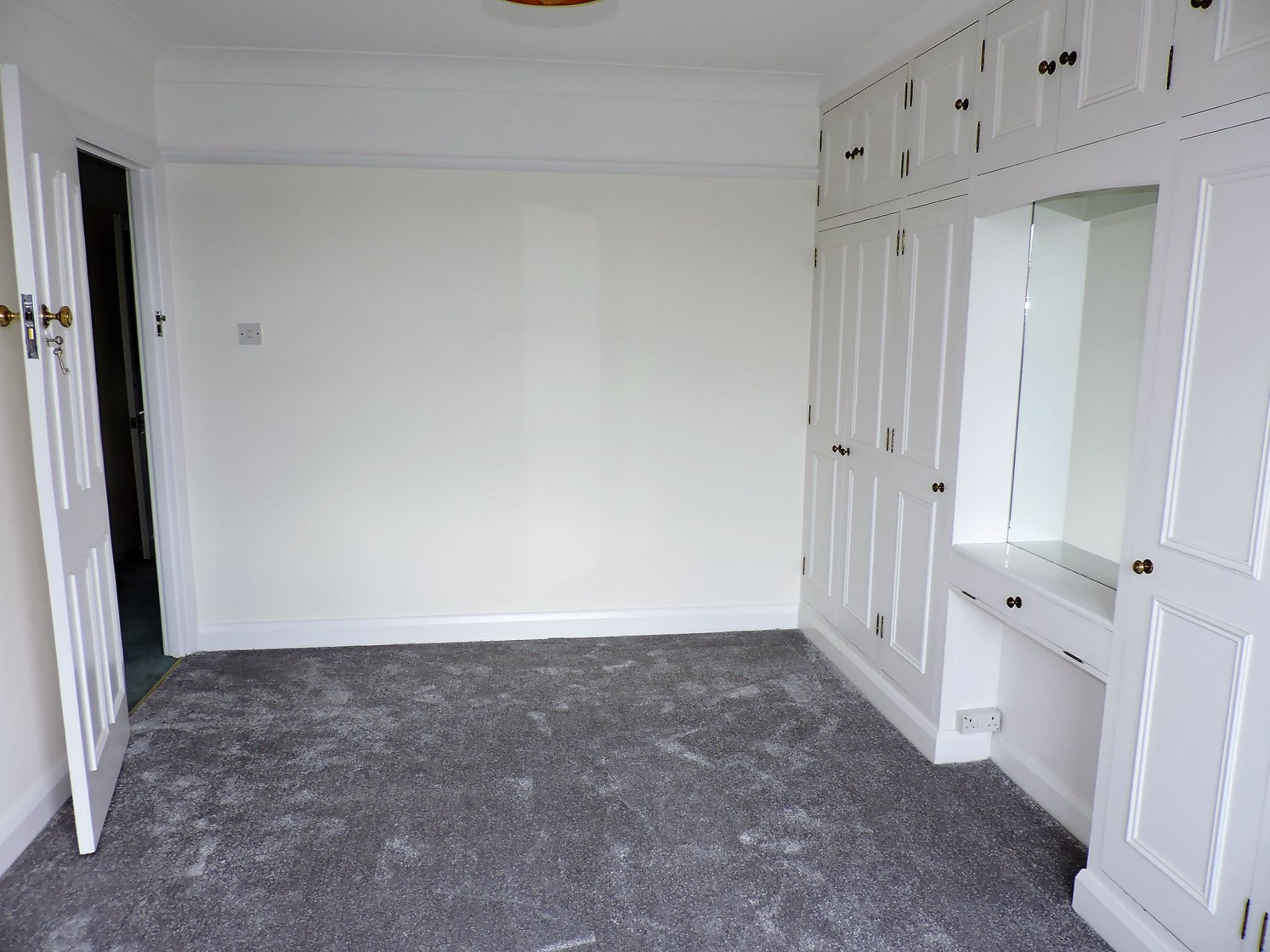 3 bedroom semi-detached house Let in Worcester Park - Photograph 14