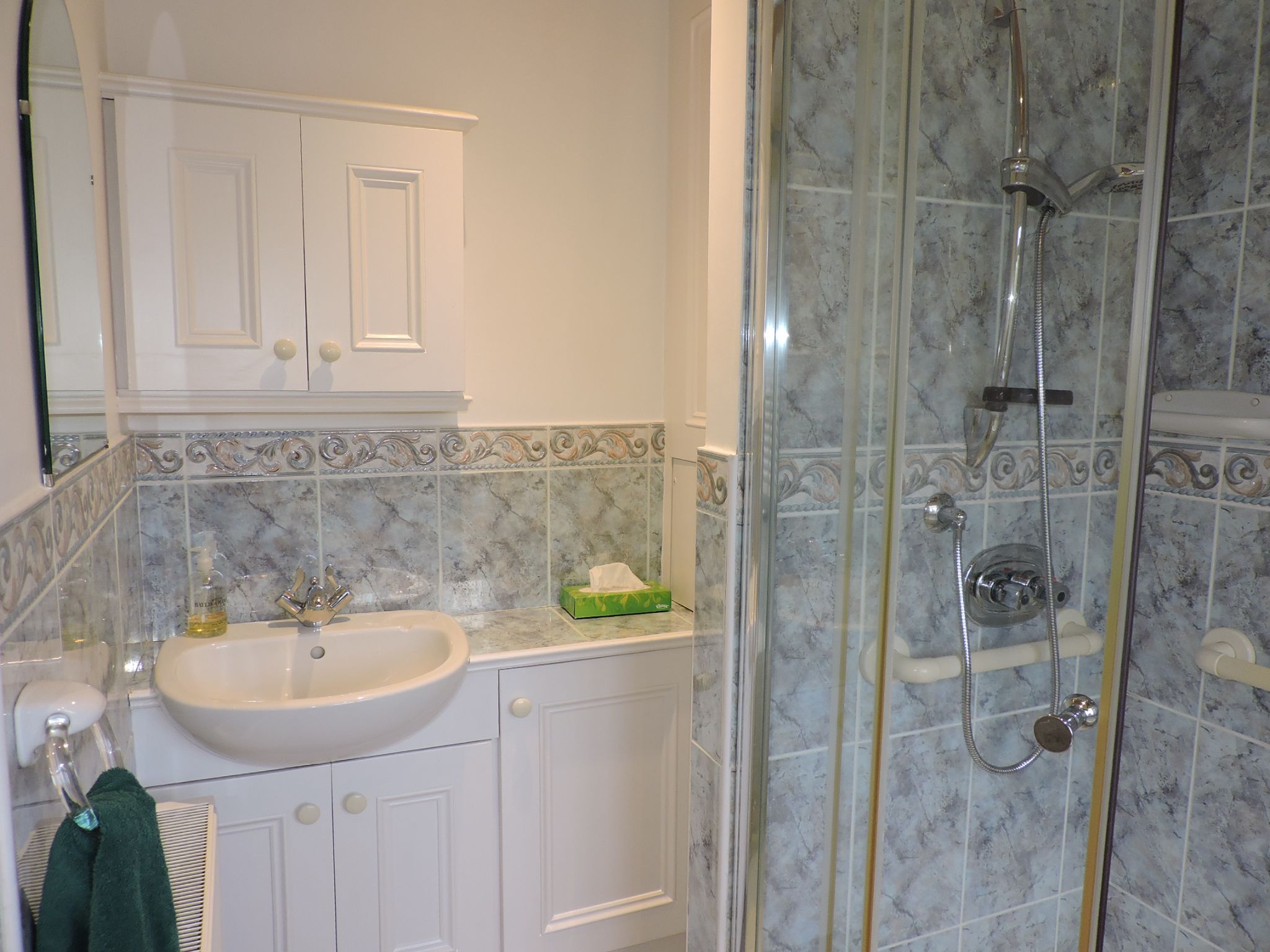 3 bedroom semi-detached house Let in Worcester Park - Photograph 19