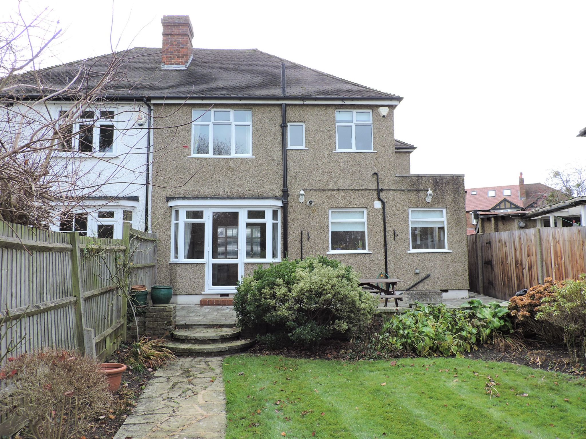 3 bedroom semi-detached house Let in Worcester Park - Photograph 22