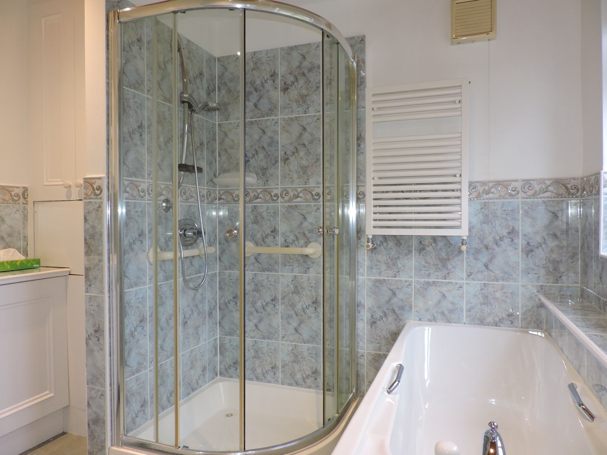 3 bedroom semi-detached house Let in Worcester Park - Photograph 18