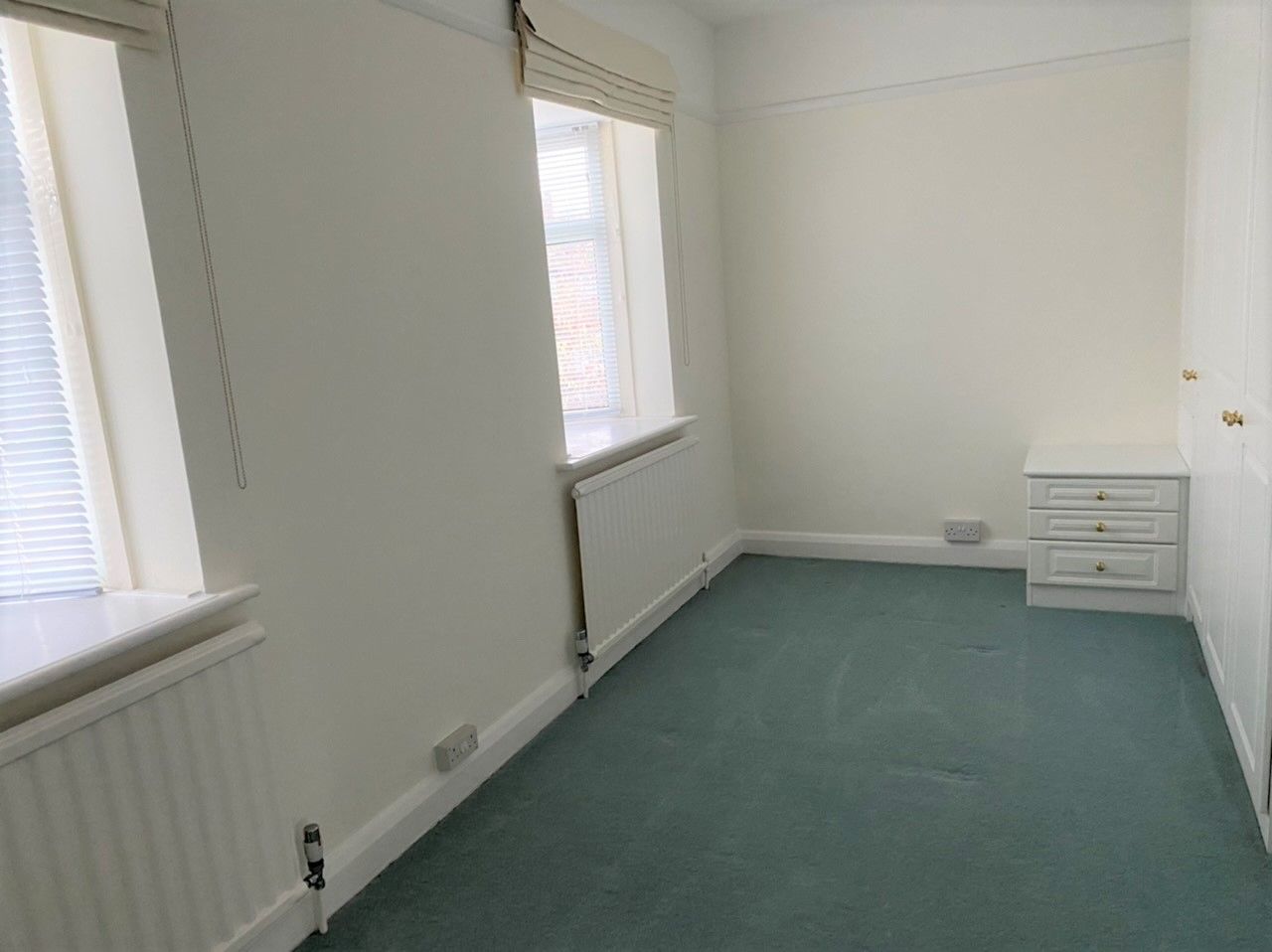 3 bedroom semi-detached house Let in Worcester Park - Photograph 18