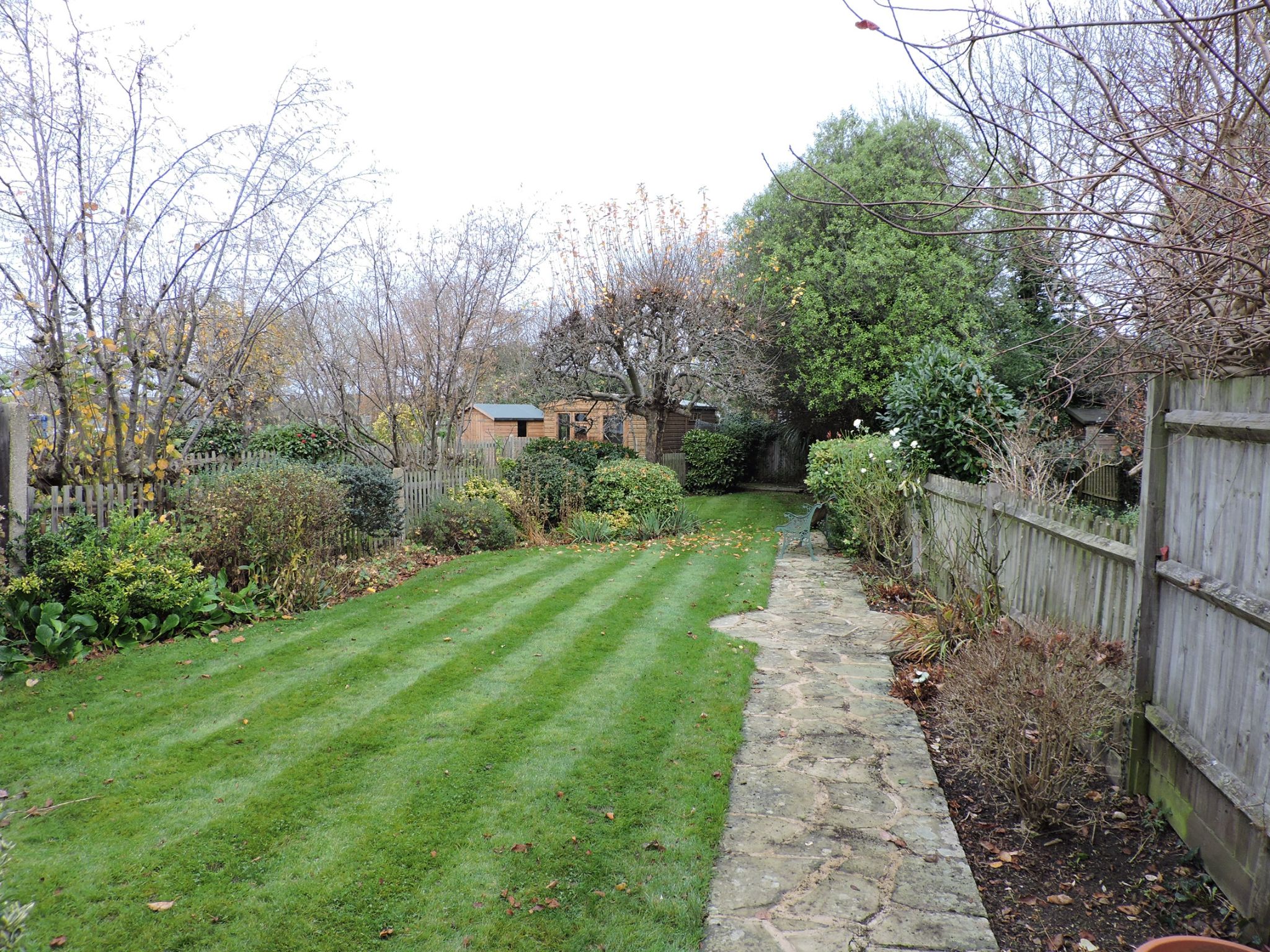 3 bedroom semi-detached house Let in Worcester Park - Photograph 21