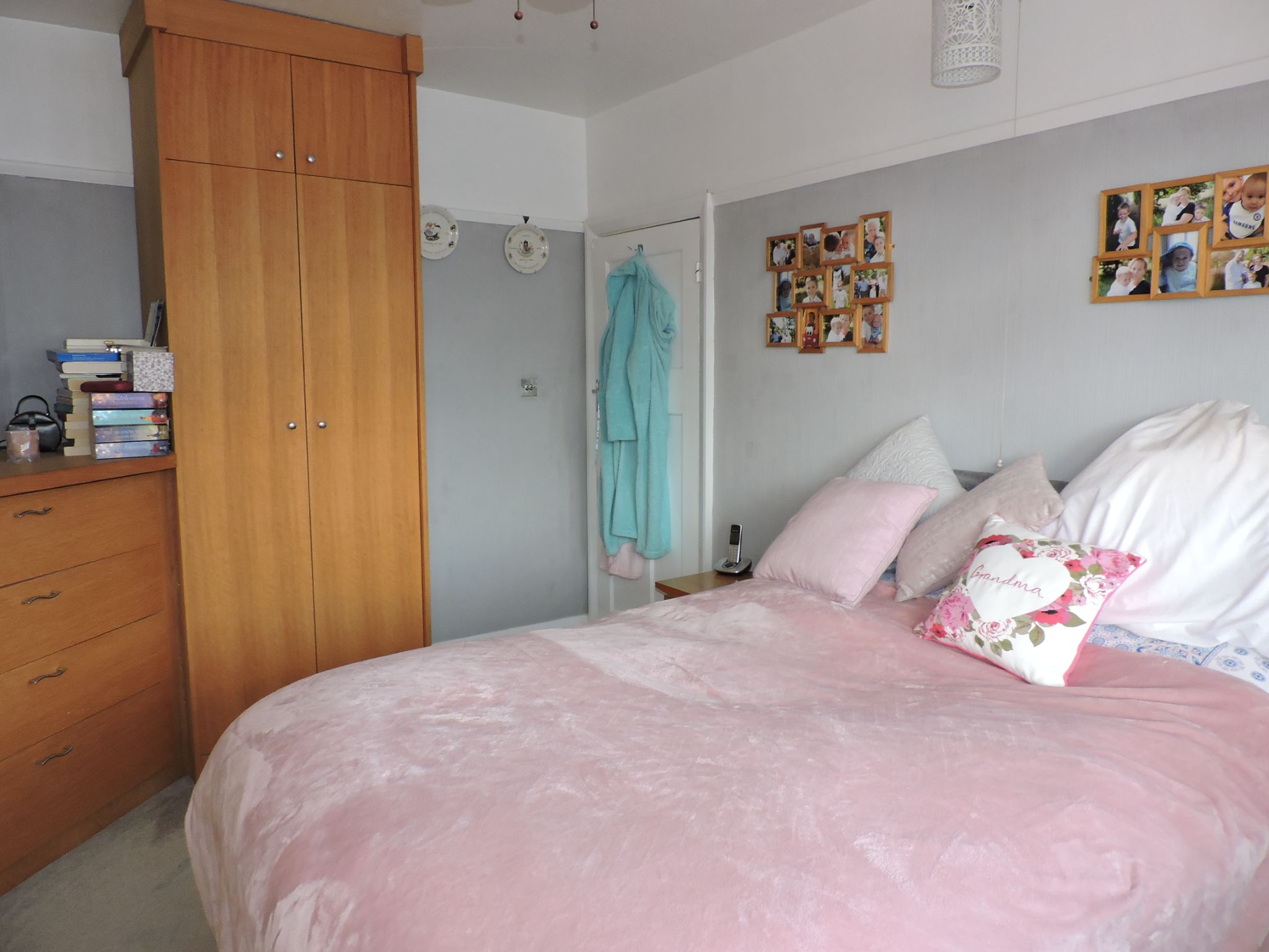 3 bedroom mid terraced house Sold in New Malden - Photograph 8