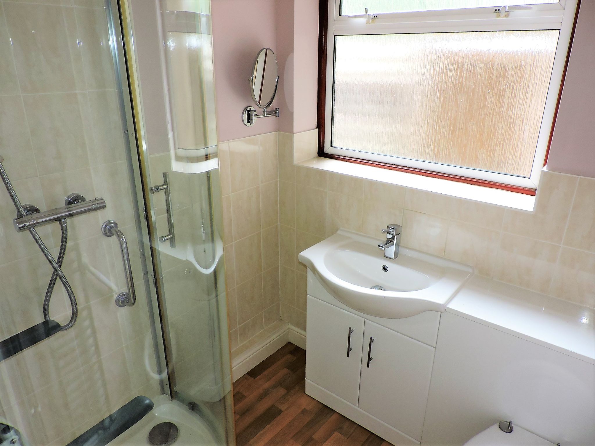 2 bedroom flat flat/apartment Sold in Morden - Photograph 9