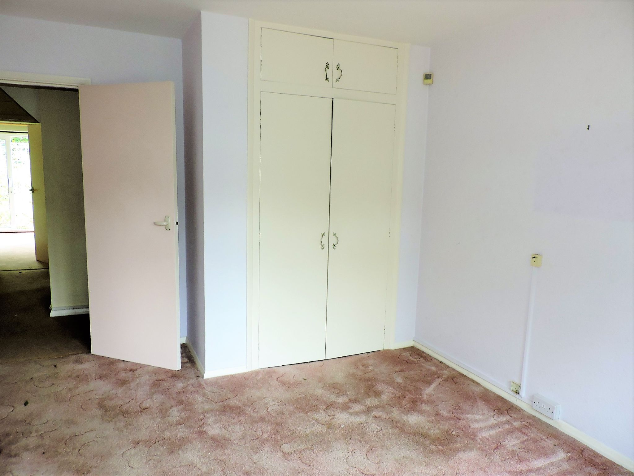2 bedroom flat flat/apartment Sold in Morden - Photograph 6
