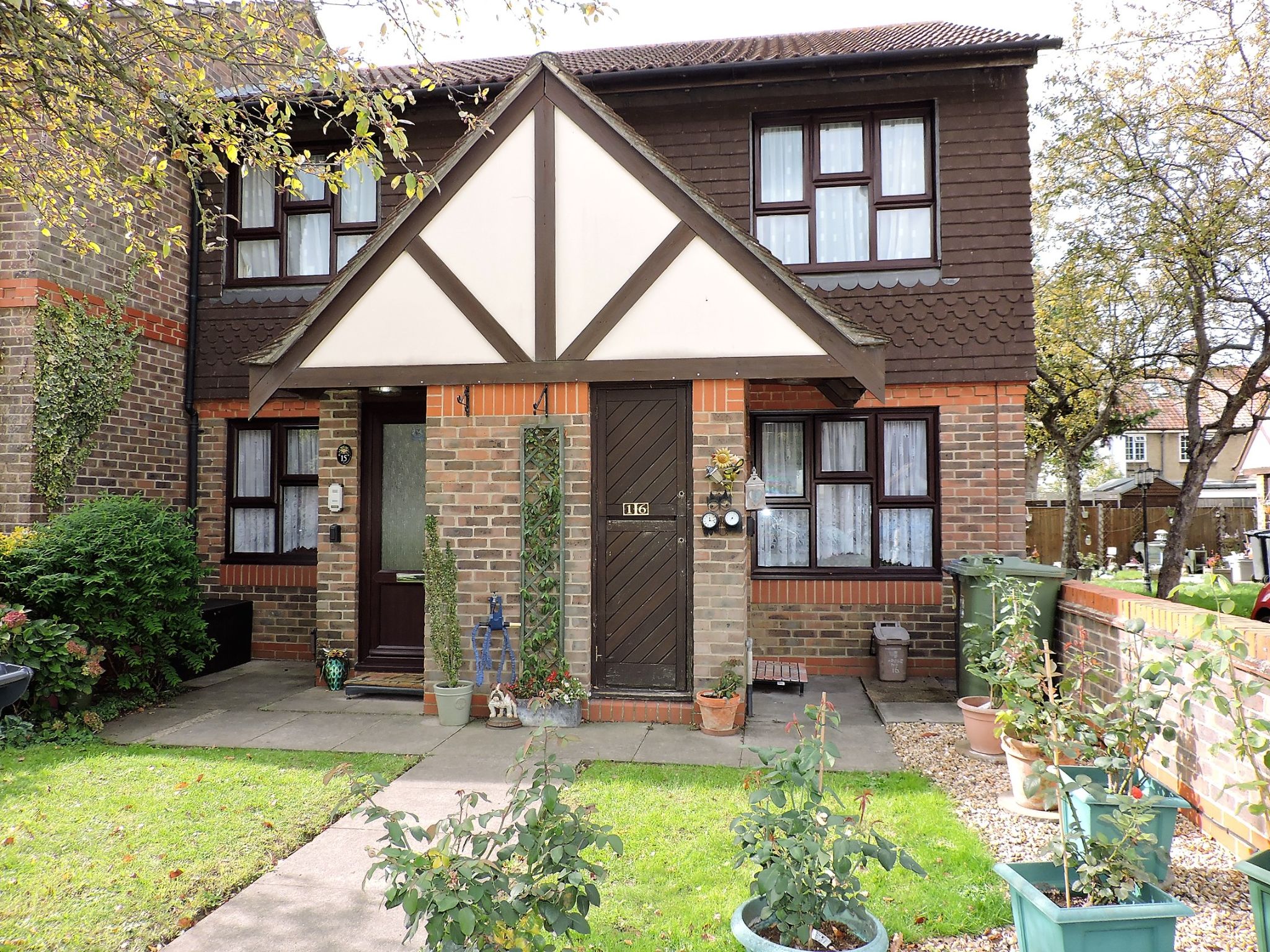 2 bedroom flat flat/apartment Sold in New Malden - Photograph 1
