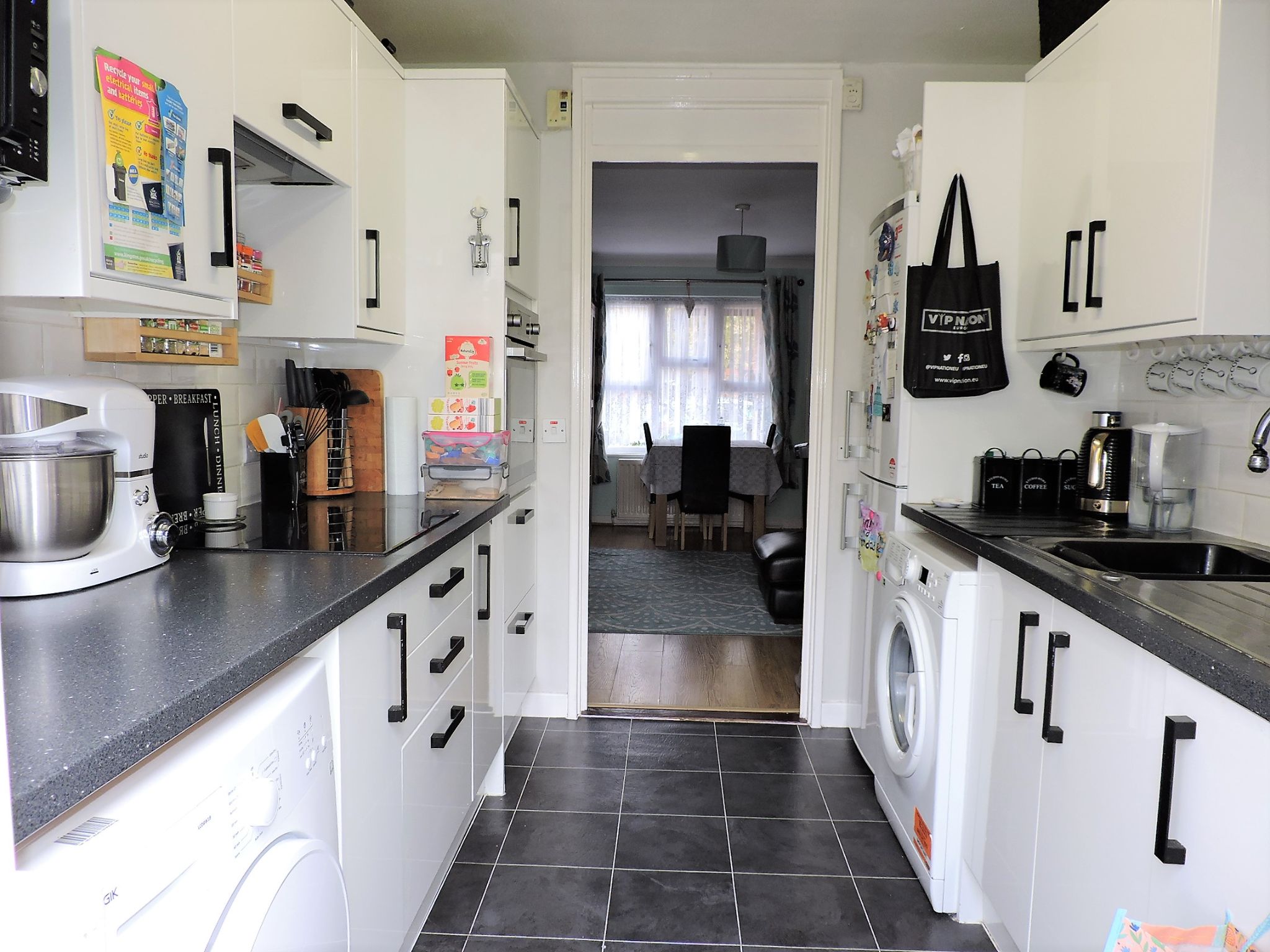 2 bedroom flat flat/apartment Sold in New Malden - Photograph 5