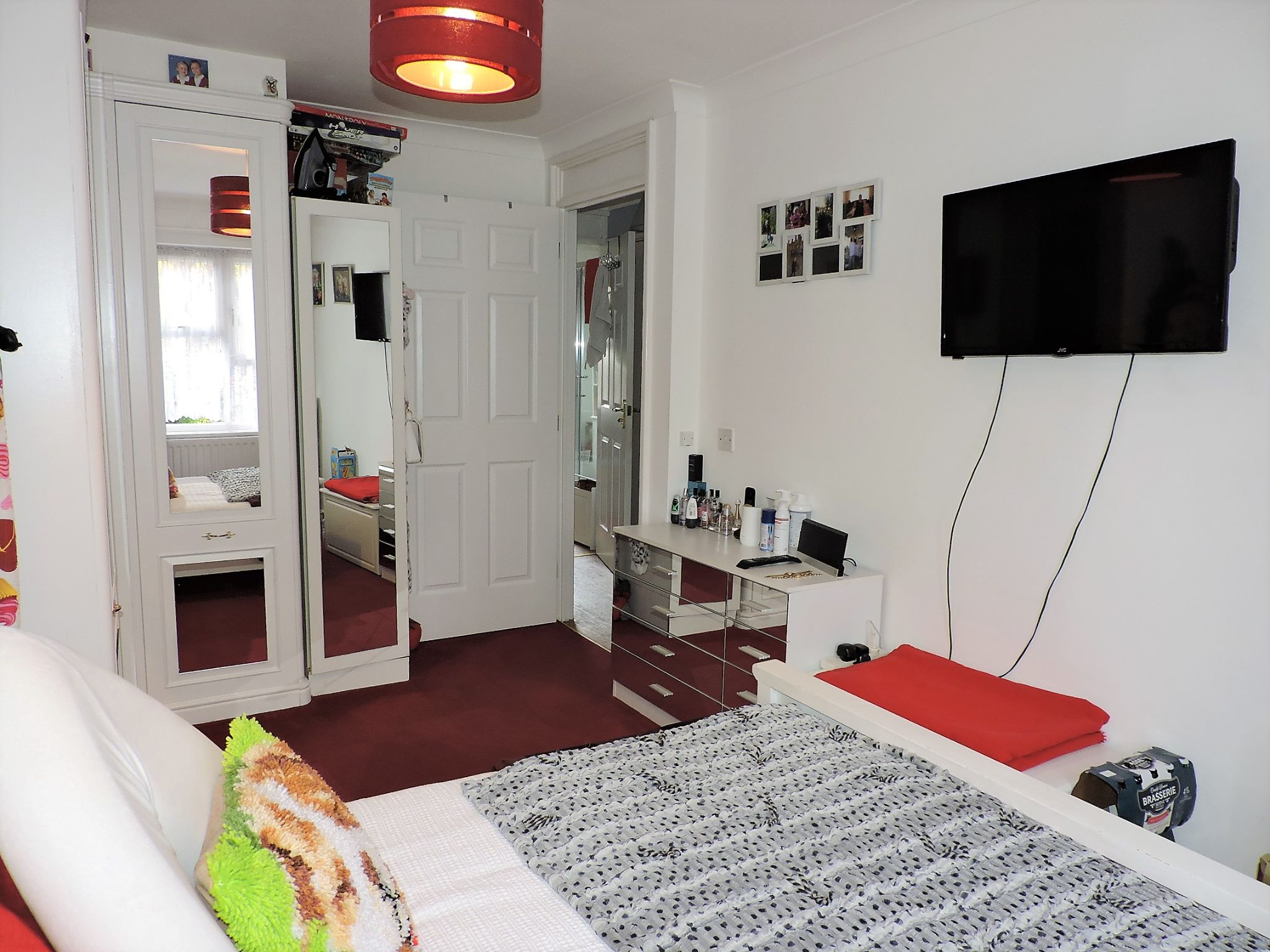 2 bedroom flat flat/apartment Sold in New Malden - Photograph 8
