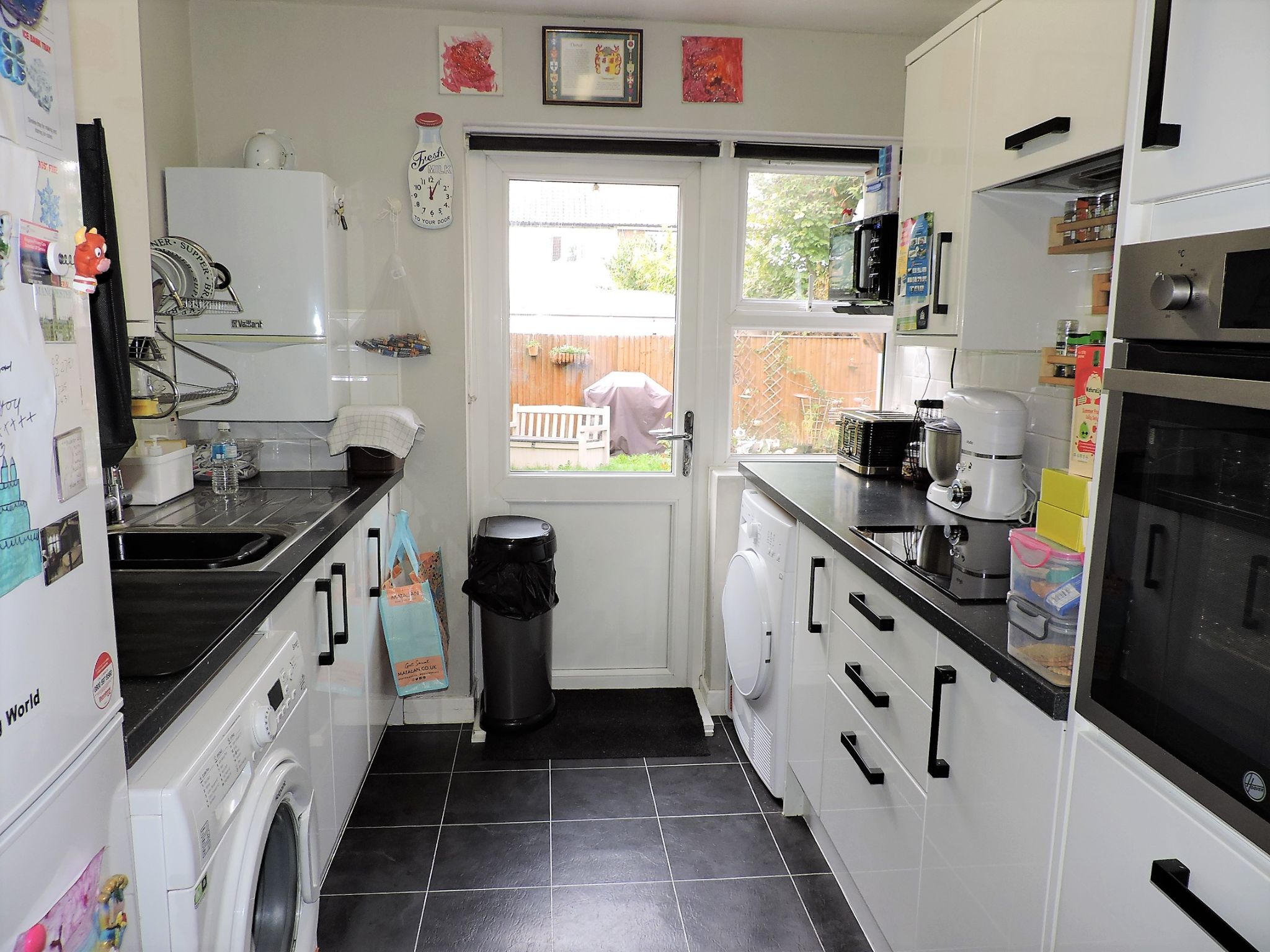 2 bedroom flat flat/apartment Sold in New Malden - Photograph 4