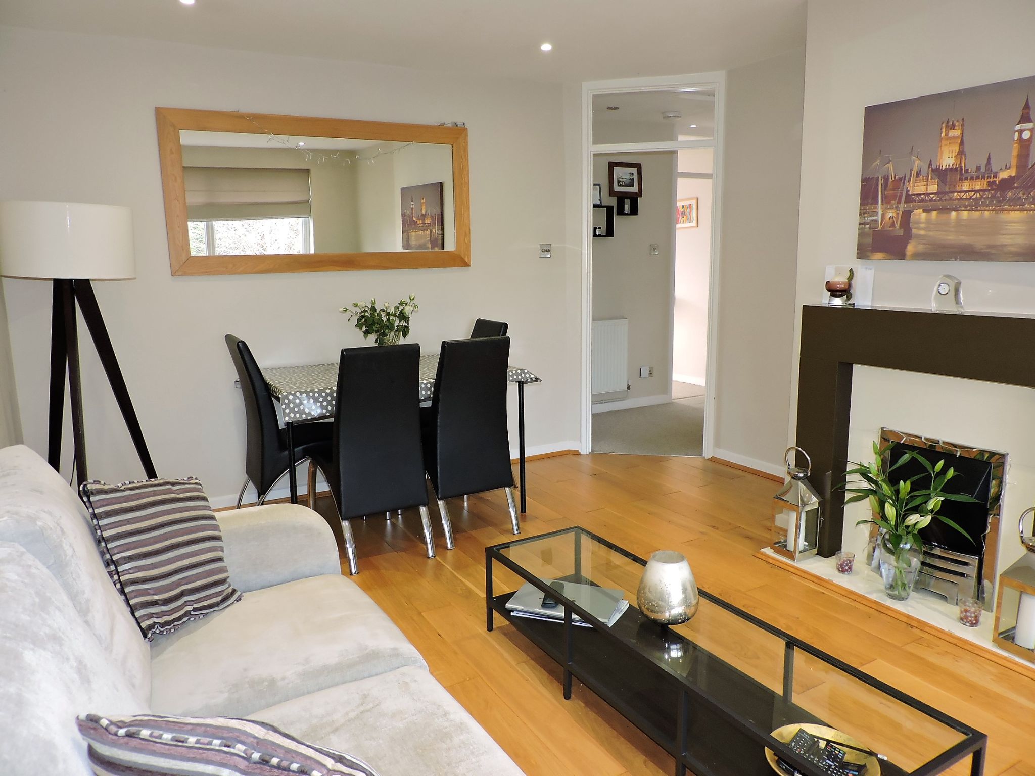 2 bedroom flat flat/apartment Sold in New Malden - Photograph 3
