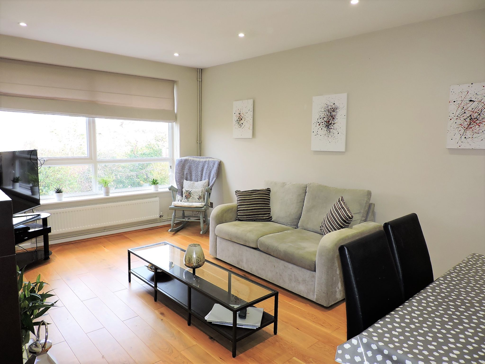 2 bedroom flat flat/apartment Sold in New Malden - Photograph 2