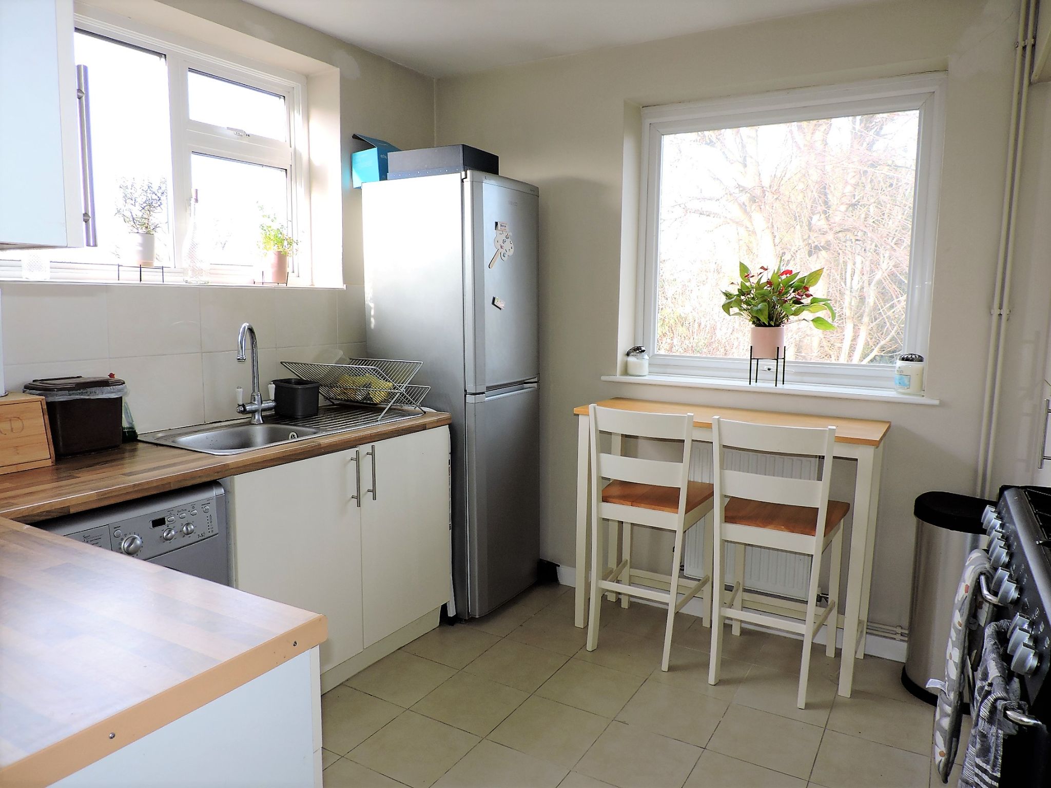 2 bedroom flat flat/apartment Sold in New Malden - Photograph 5