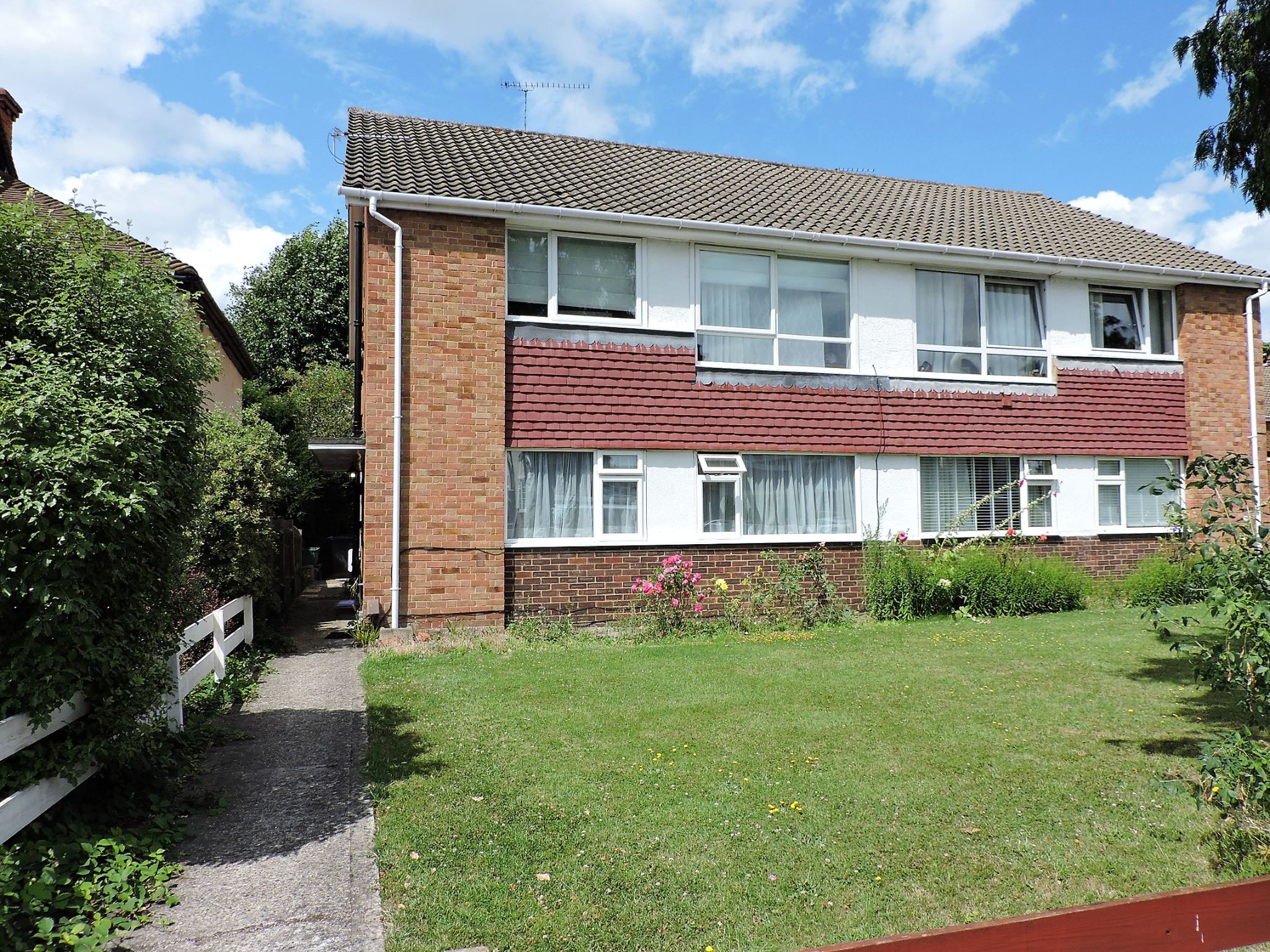 2 bedroom flat flat/apartment Sold in New Malden - Photograph 1