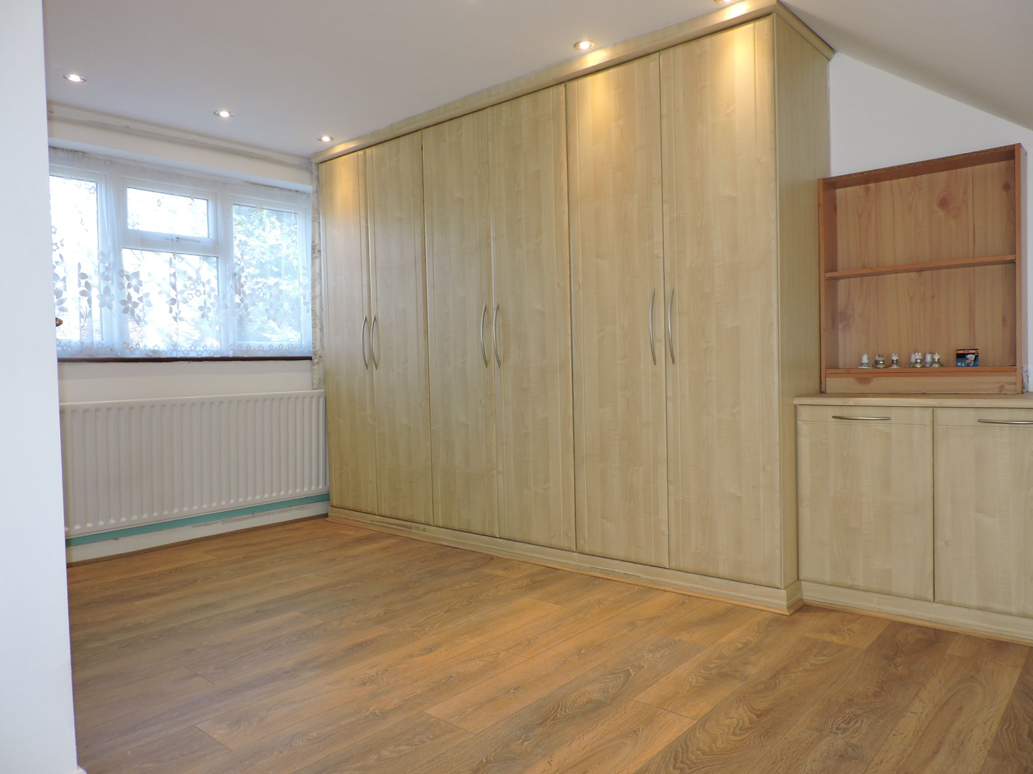 4 bedroom semi-detached house To Let in New Malden - Photograph 15