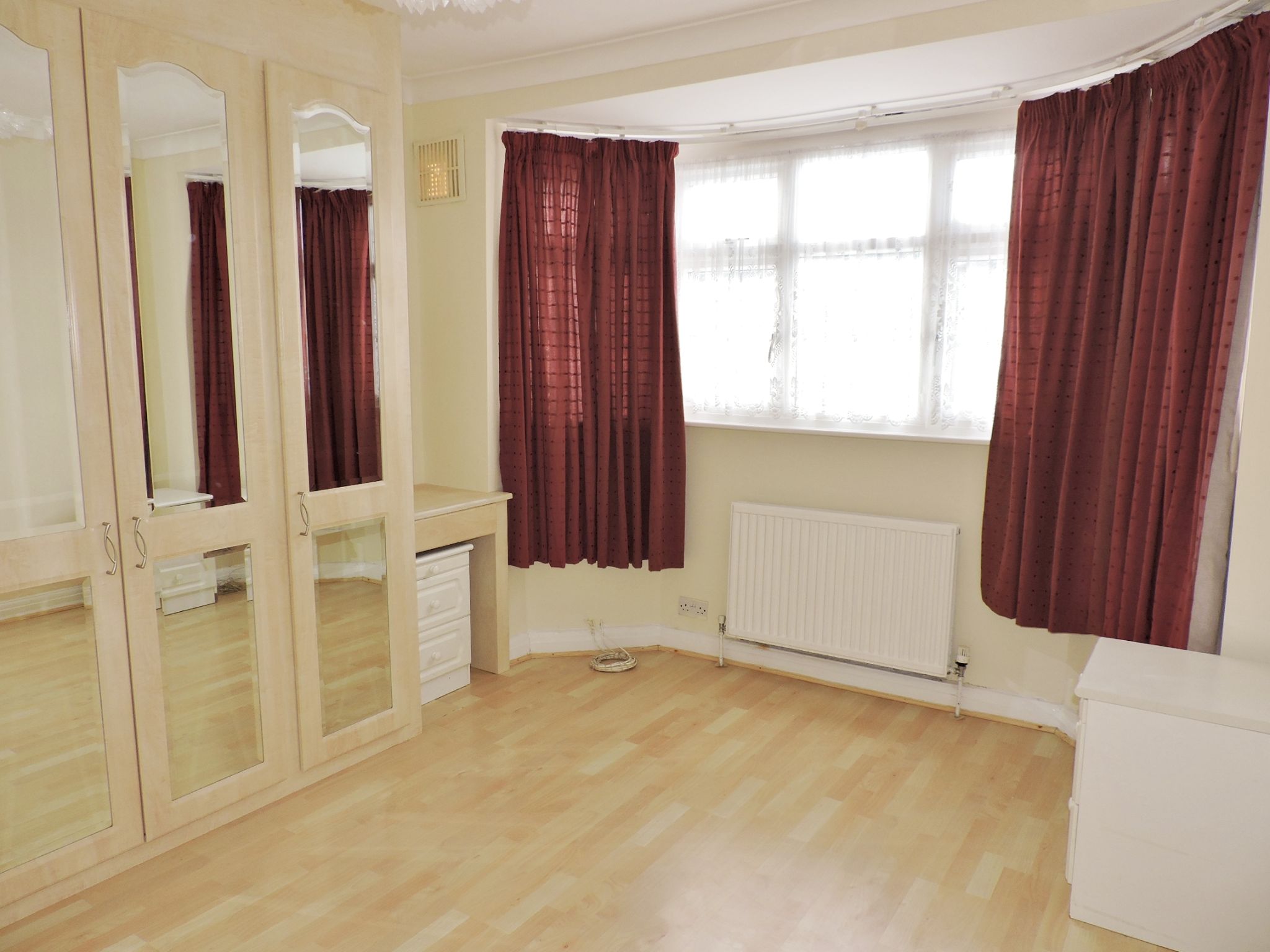 4 bedroom semi-detached house To Let in New Malden - Photograph 11