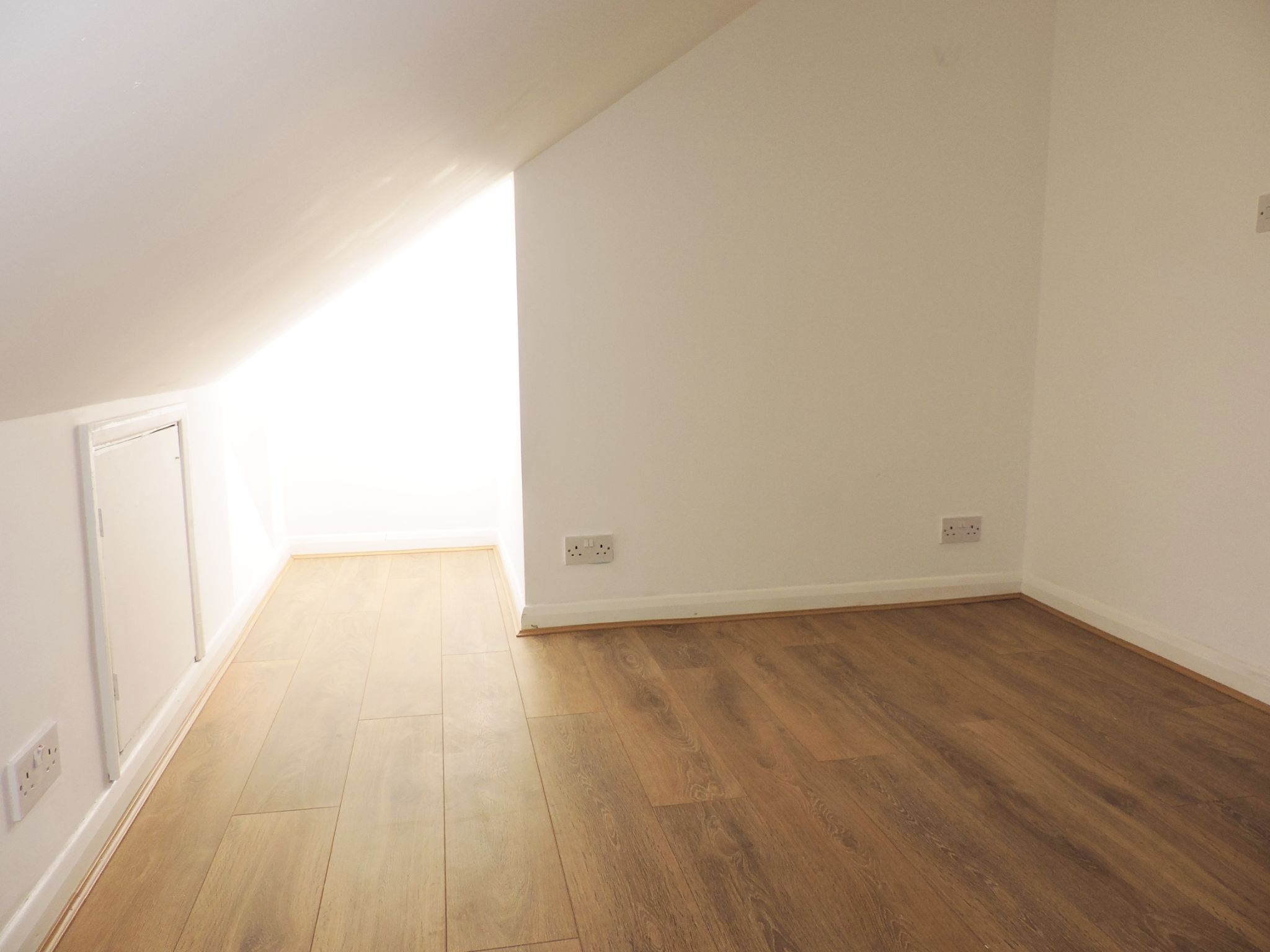 4 bedroom semi-detached house To Let in New Malden - Photograph 14
