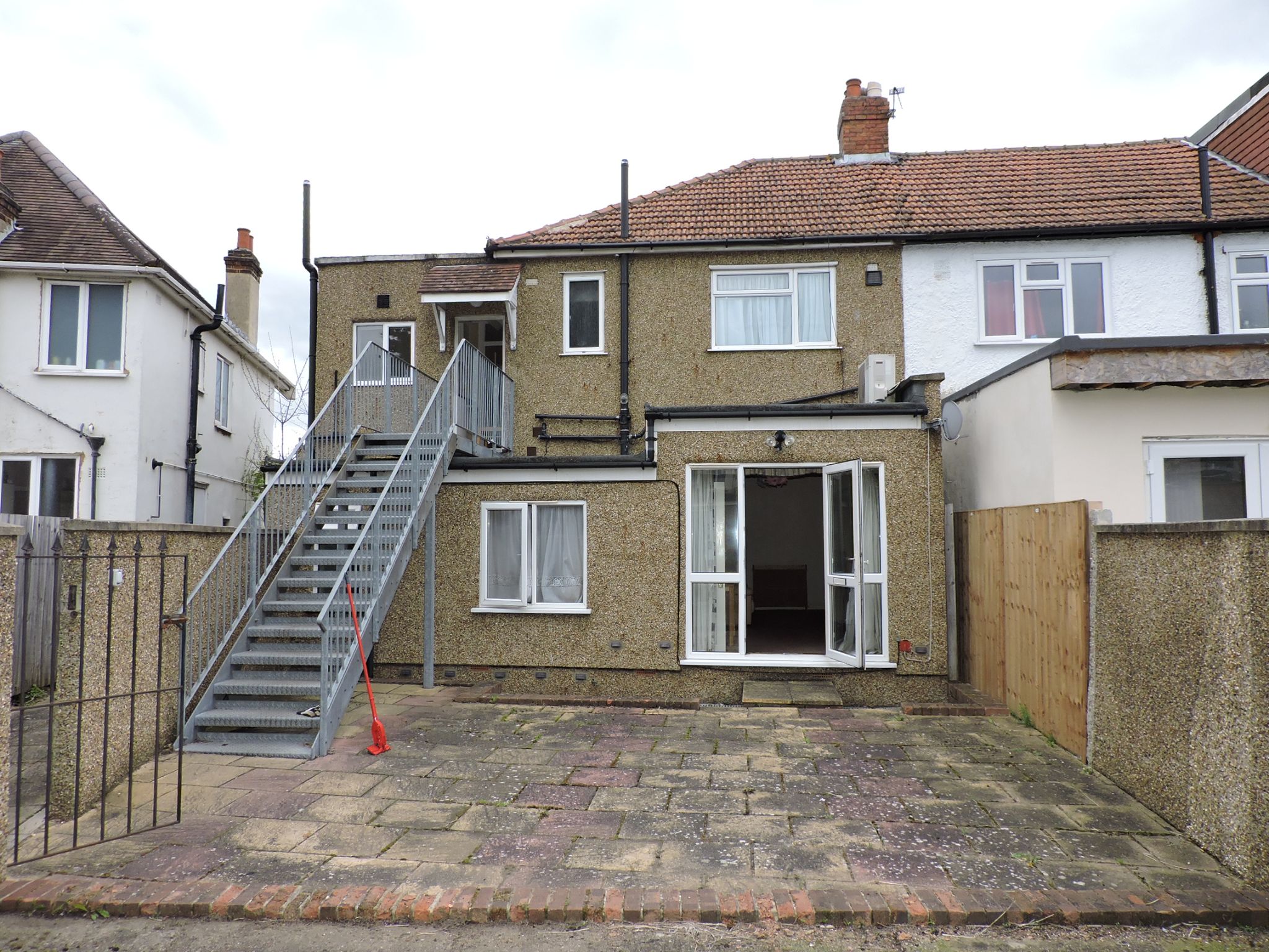 5 bedroom semi-detached house Sold in New Malden - Photograph 20