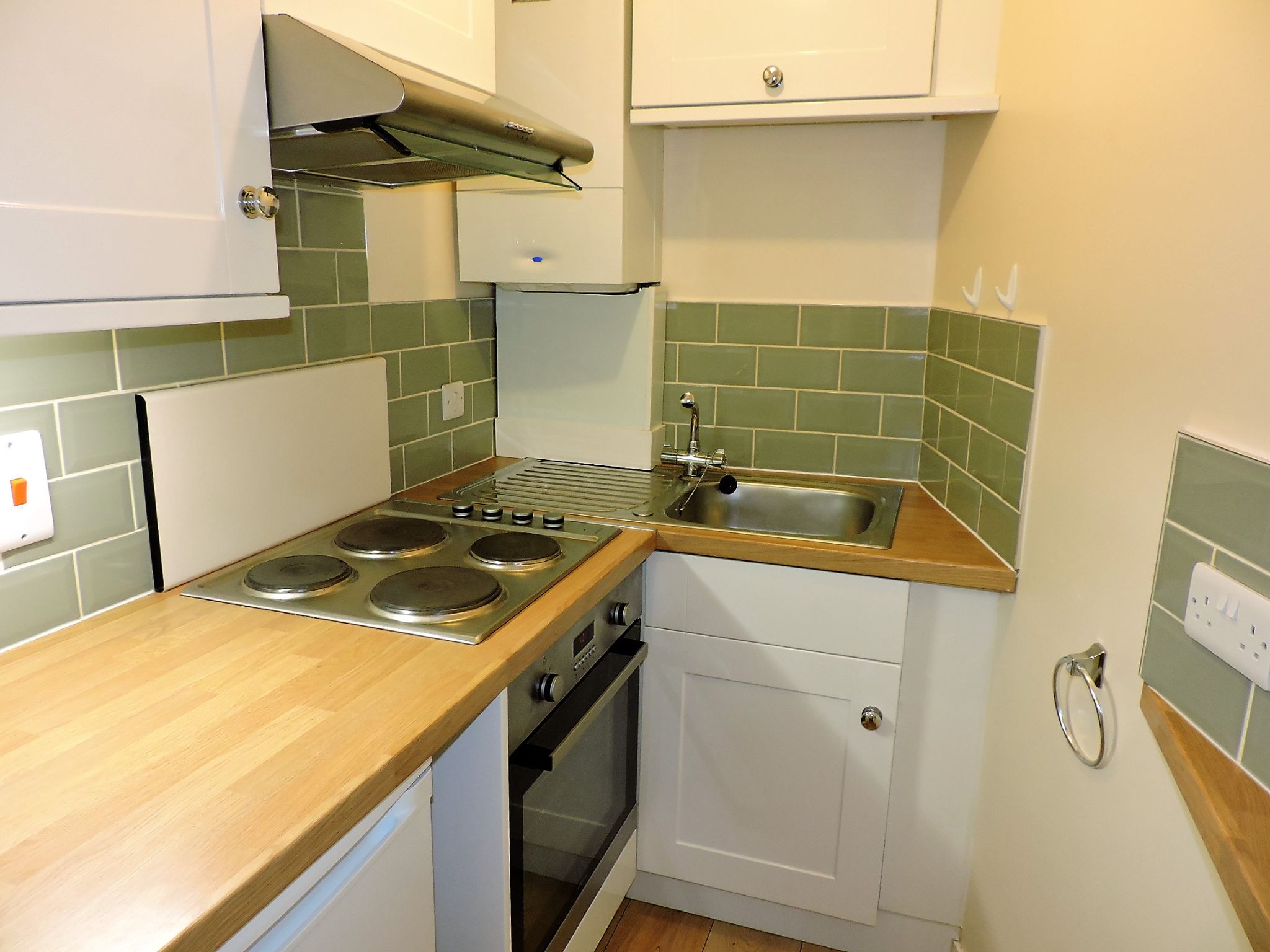 5 bedroom semi-detached house Sold in New Malden - Photograph 15
