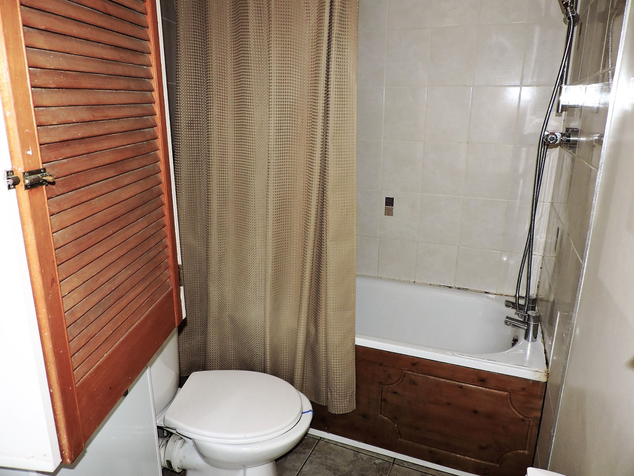 5 bedroom semi-detached house Sold in New Malden - Photograph 7