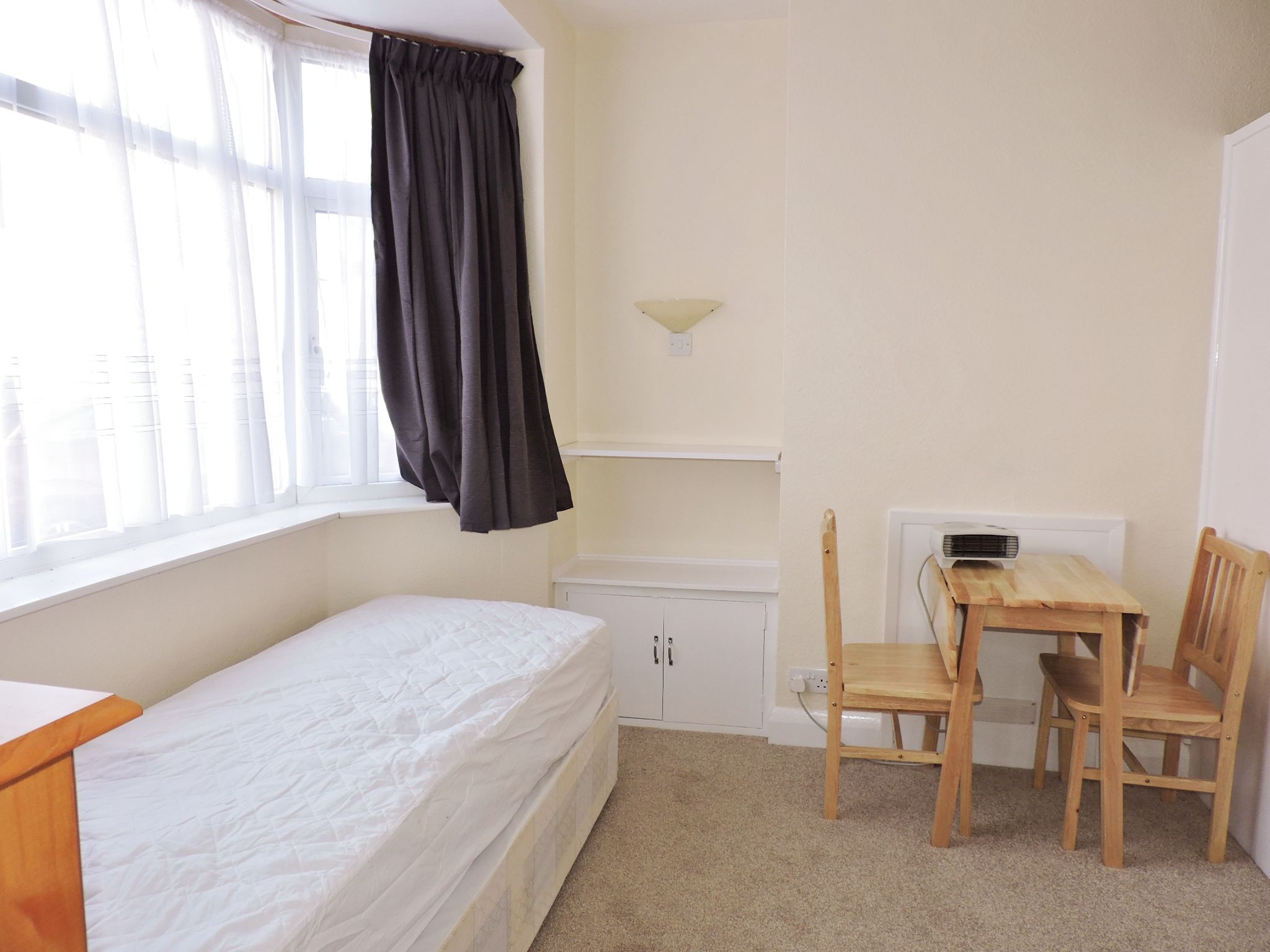 5 bedroom semi-detached house Sold in New Malden - Photograph 8