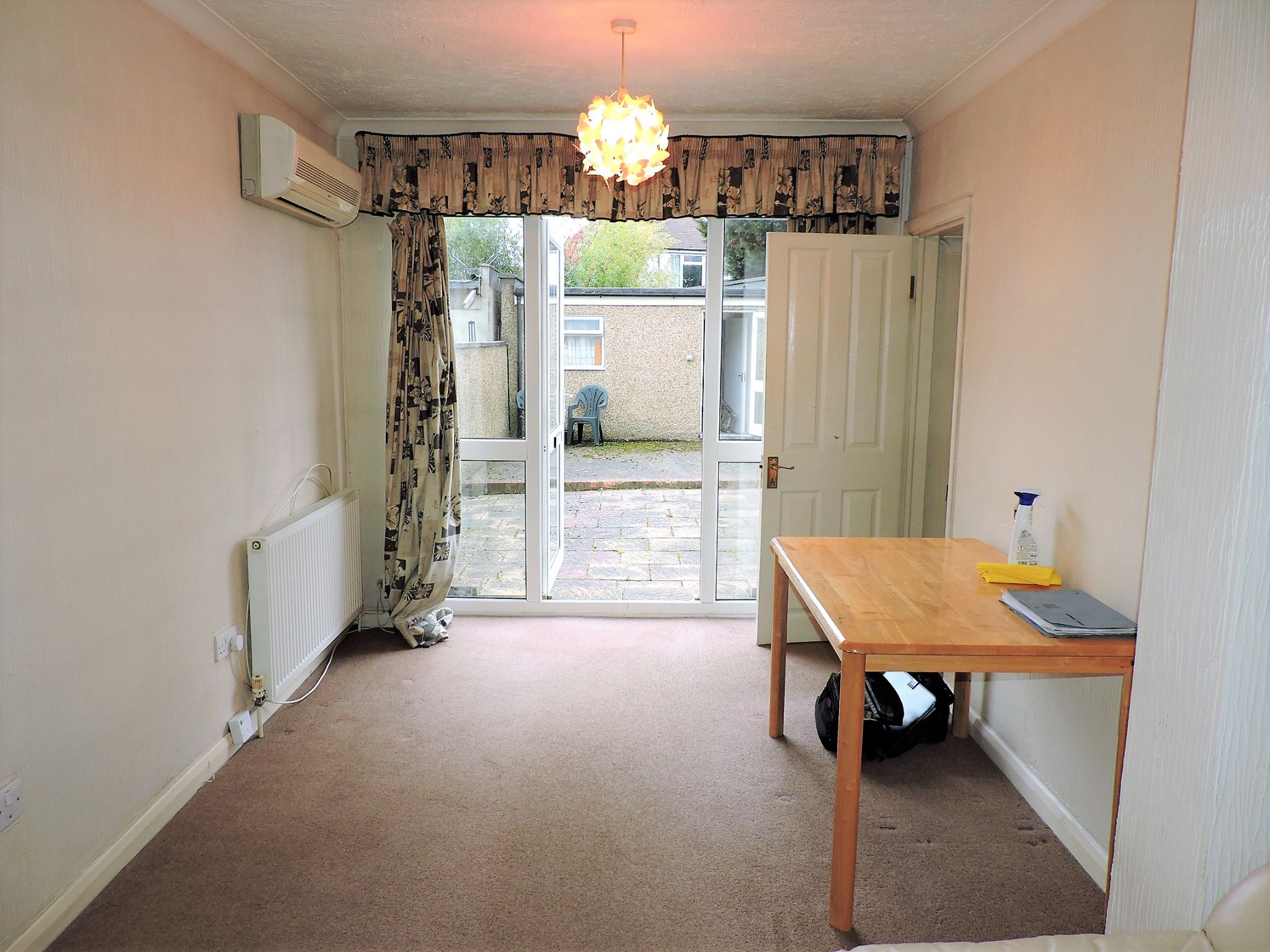 5 bedroom semi-detached house Sold in New Malden - Photograph 4